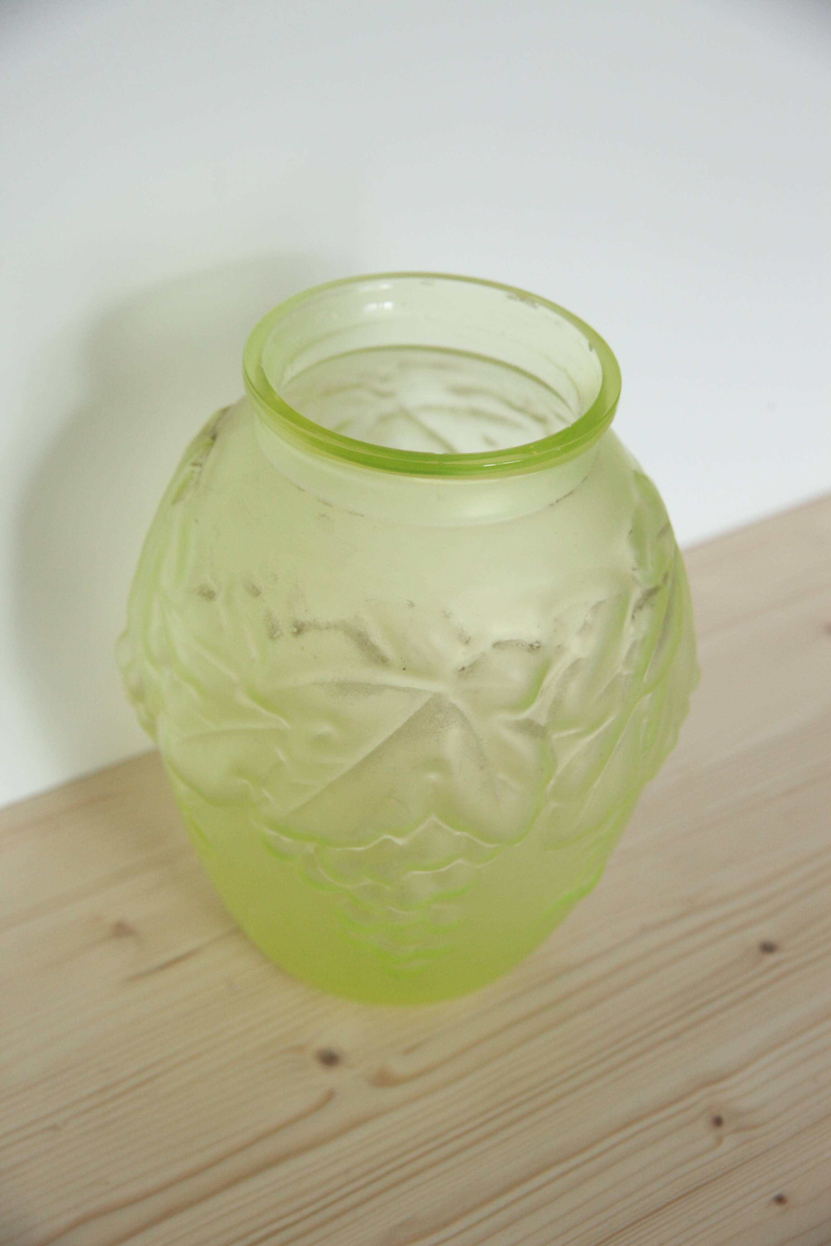 Vase art nouveau vert motif végétal
