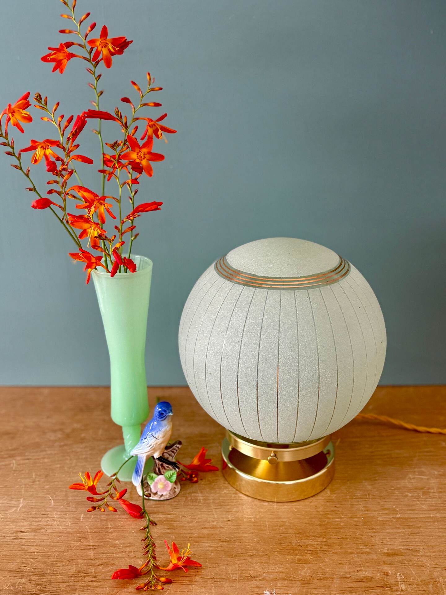Lampe à poser globe vintage en verre granité vert et doré