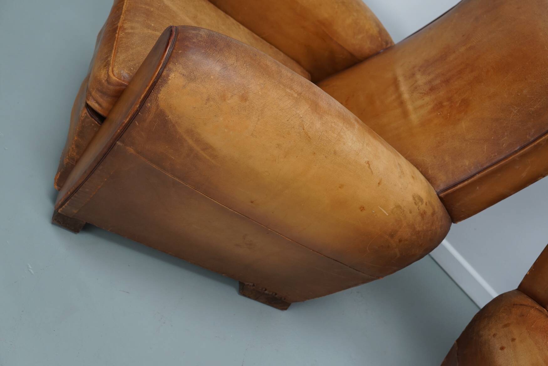 Paire de fauteuils club vintage en cuir cognac français, lot de 2