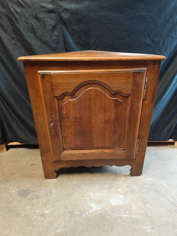 Corner wardrobe in solid wood rustic style