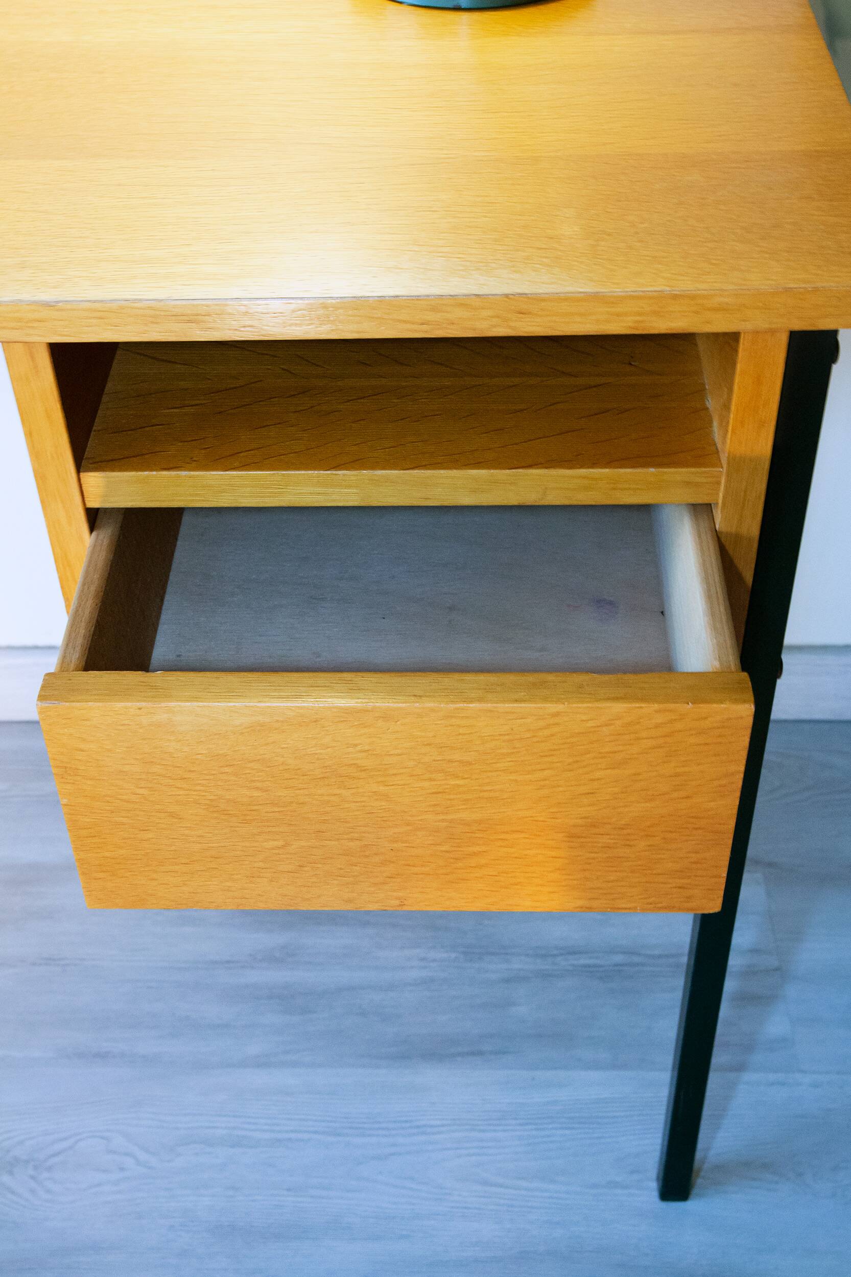 Bureau moderniste année 70, chêne et métal