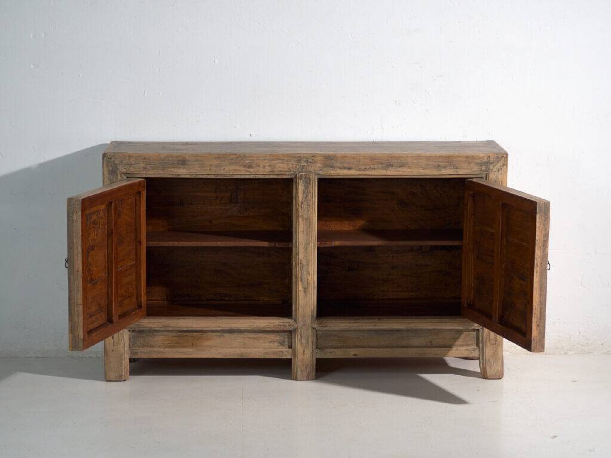 Buffet bas ancien à deux portes – Chine, vers 1930