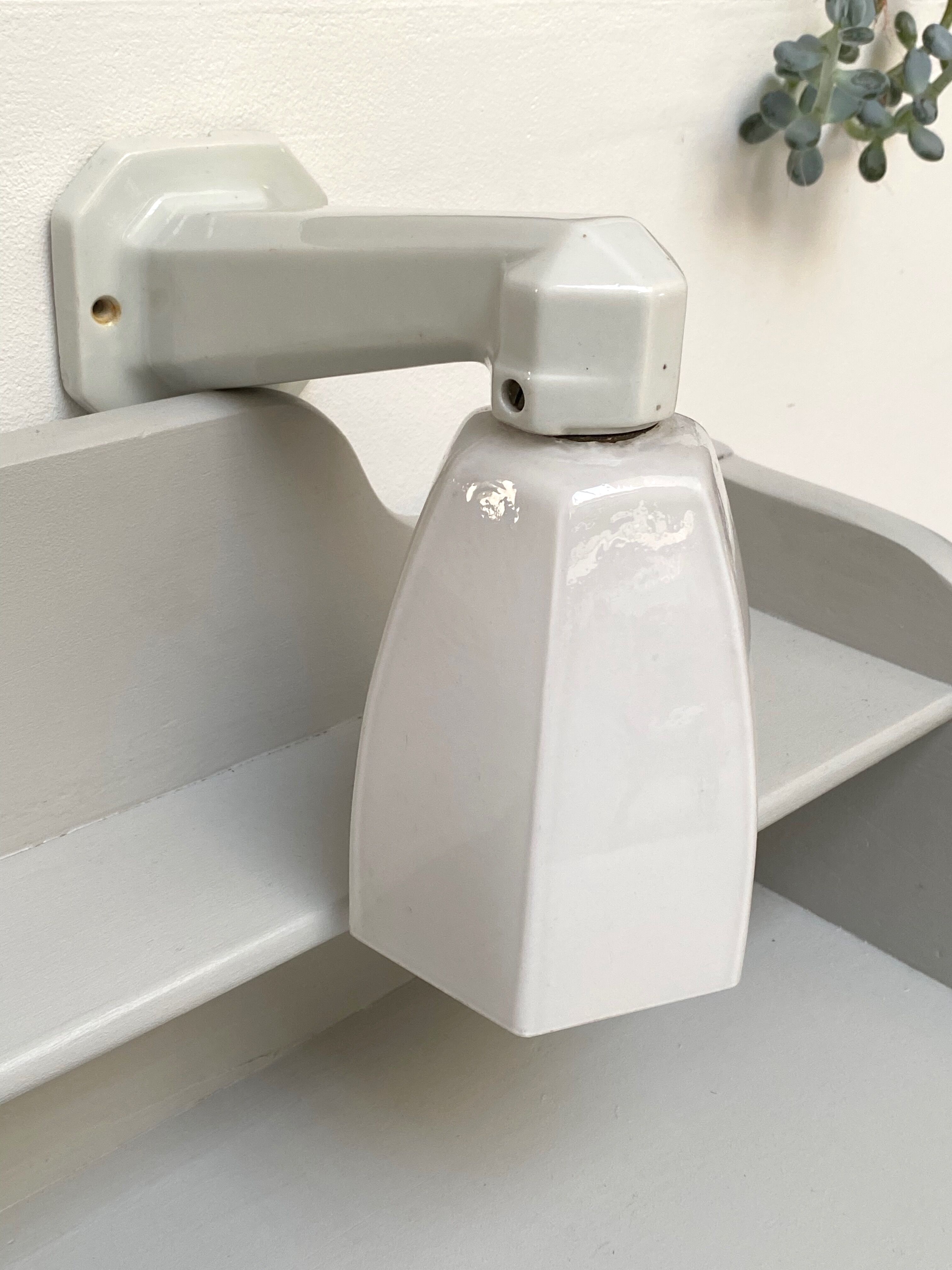 Art deco wall lamp in opaline and porcelain