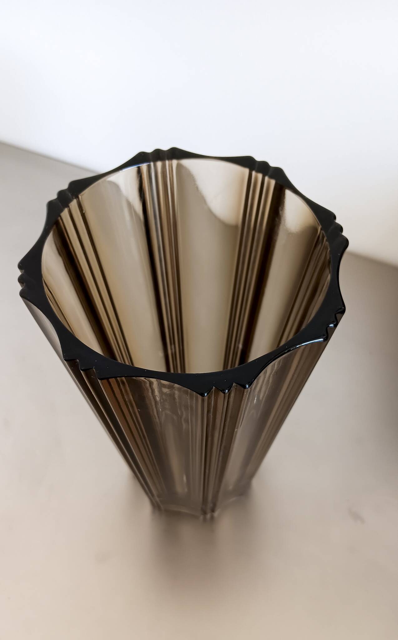 Vase en verre brun, vintage style art déco.