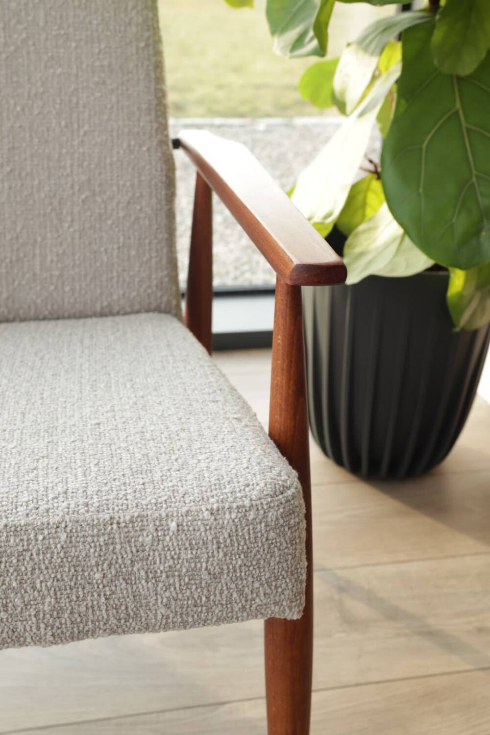 Fauteuil bouclé vintage bois couleur noyer tissu gris champagne design mid