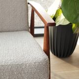 Fauteuil bouclé vintage bois couleur noyer tissu gris champagne design mid