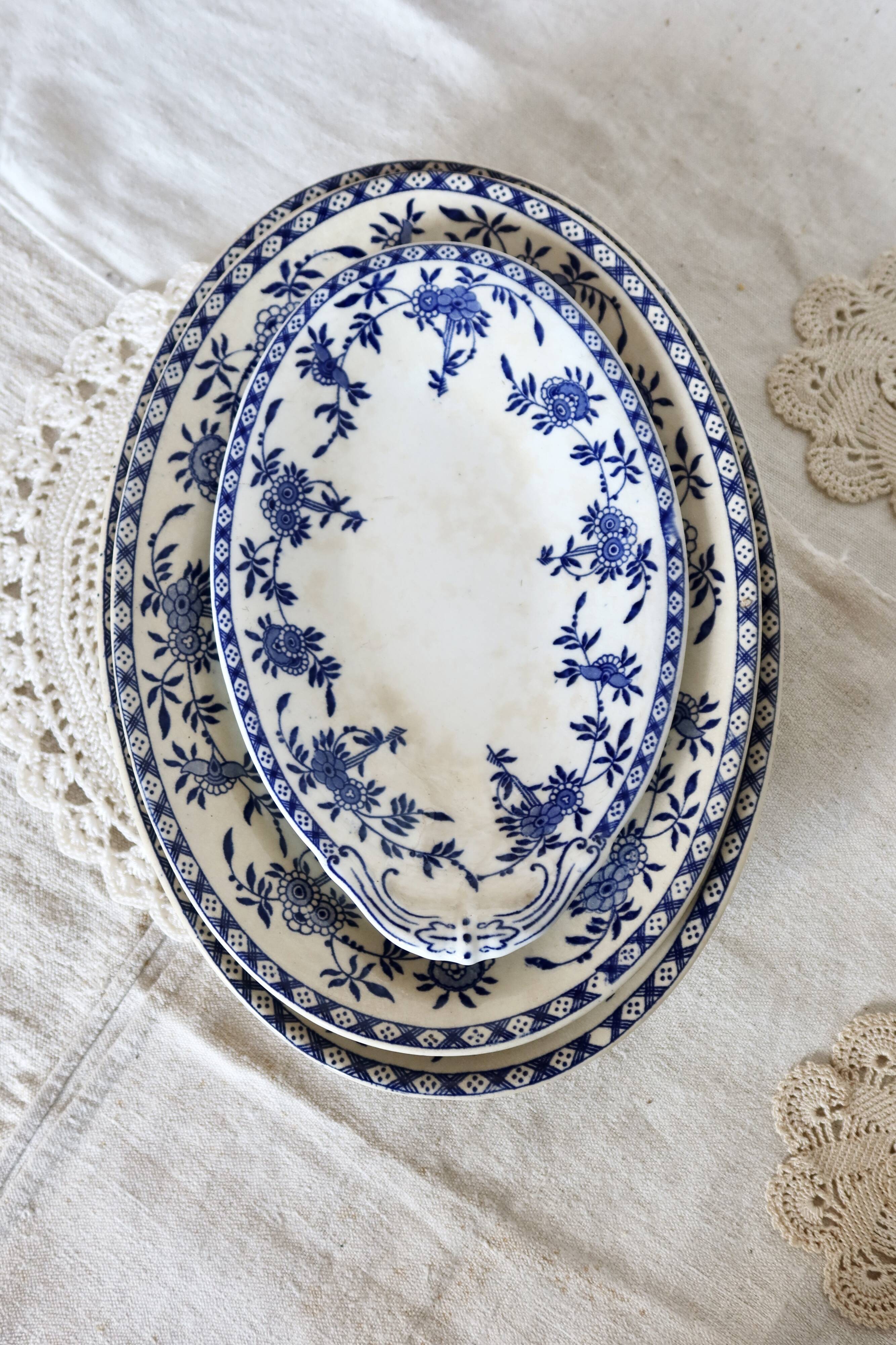 3 oval serving dishes - Dresden porcelain - Floral pattern