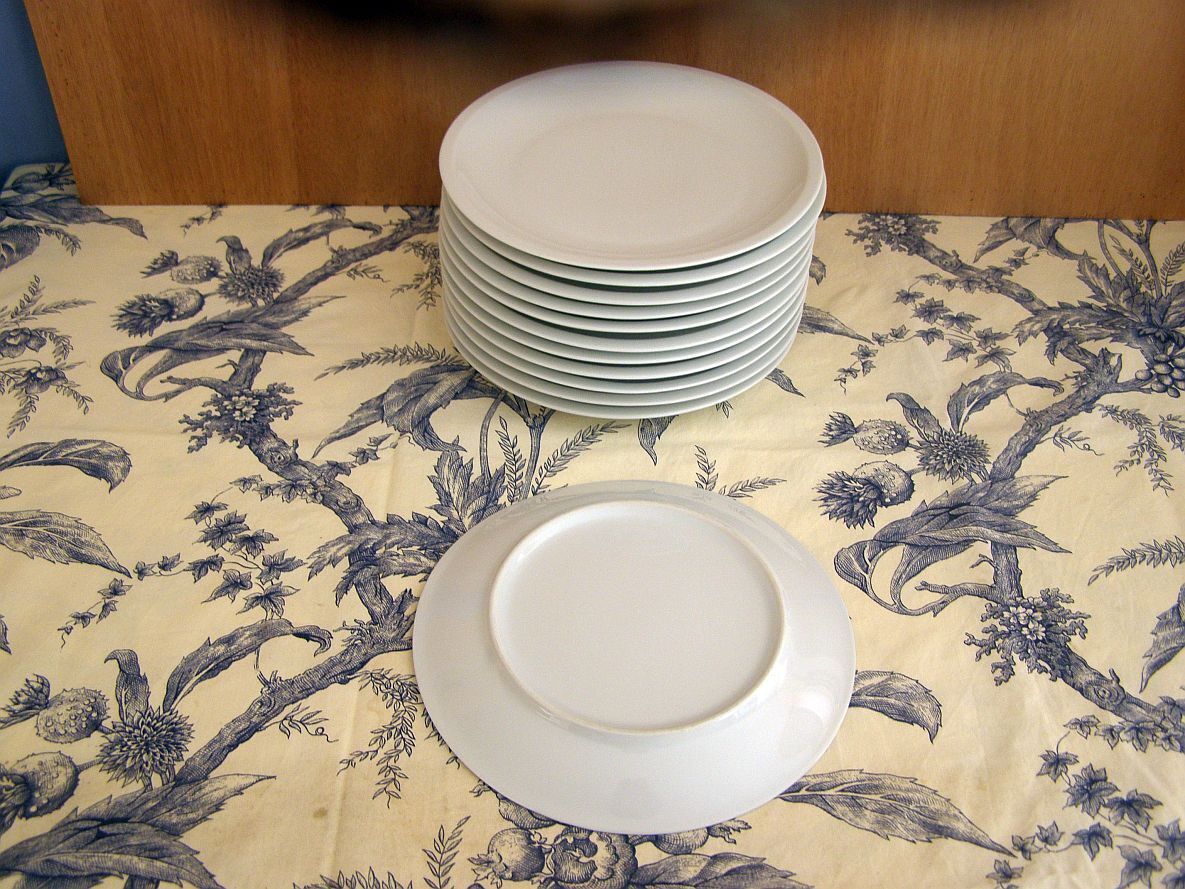 30 white porcelain plates - 15 flat plates and 15 dessert plates