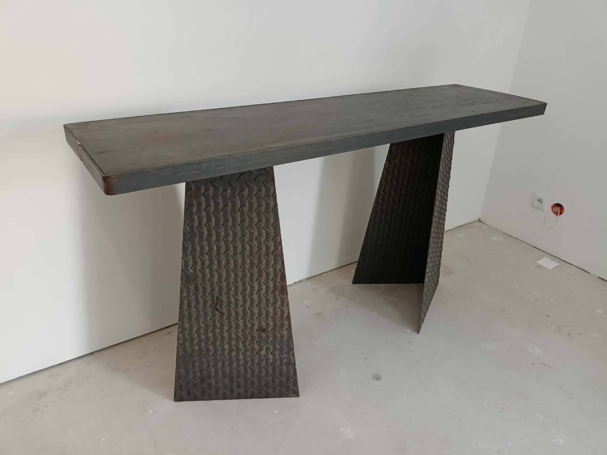 Console en acier et plateau massif