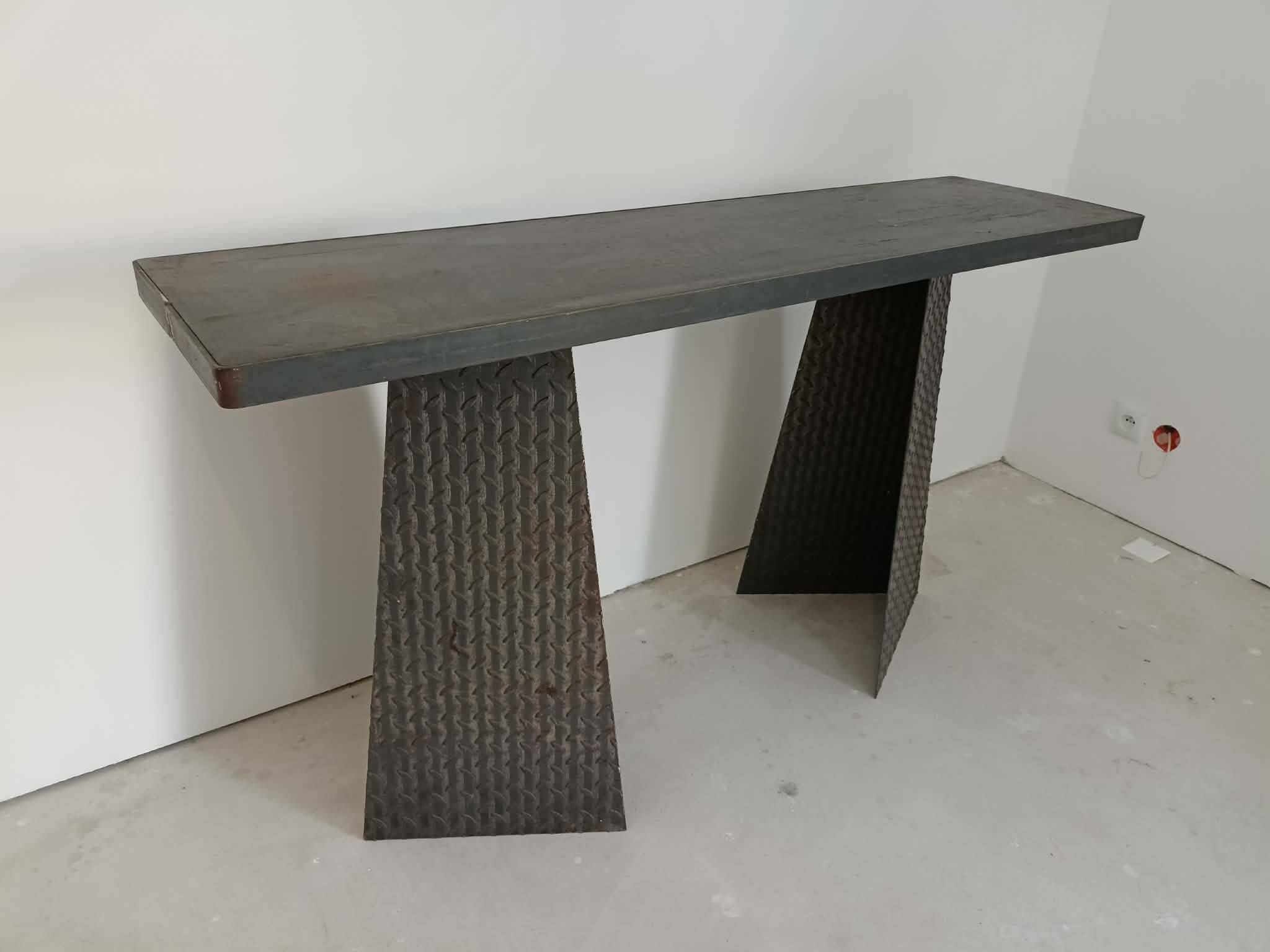 Console en acier et plateau massif