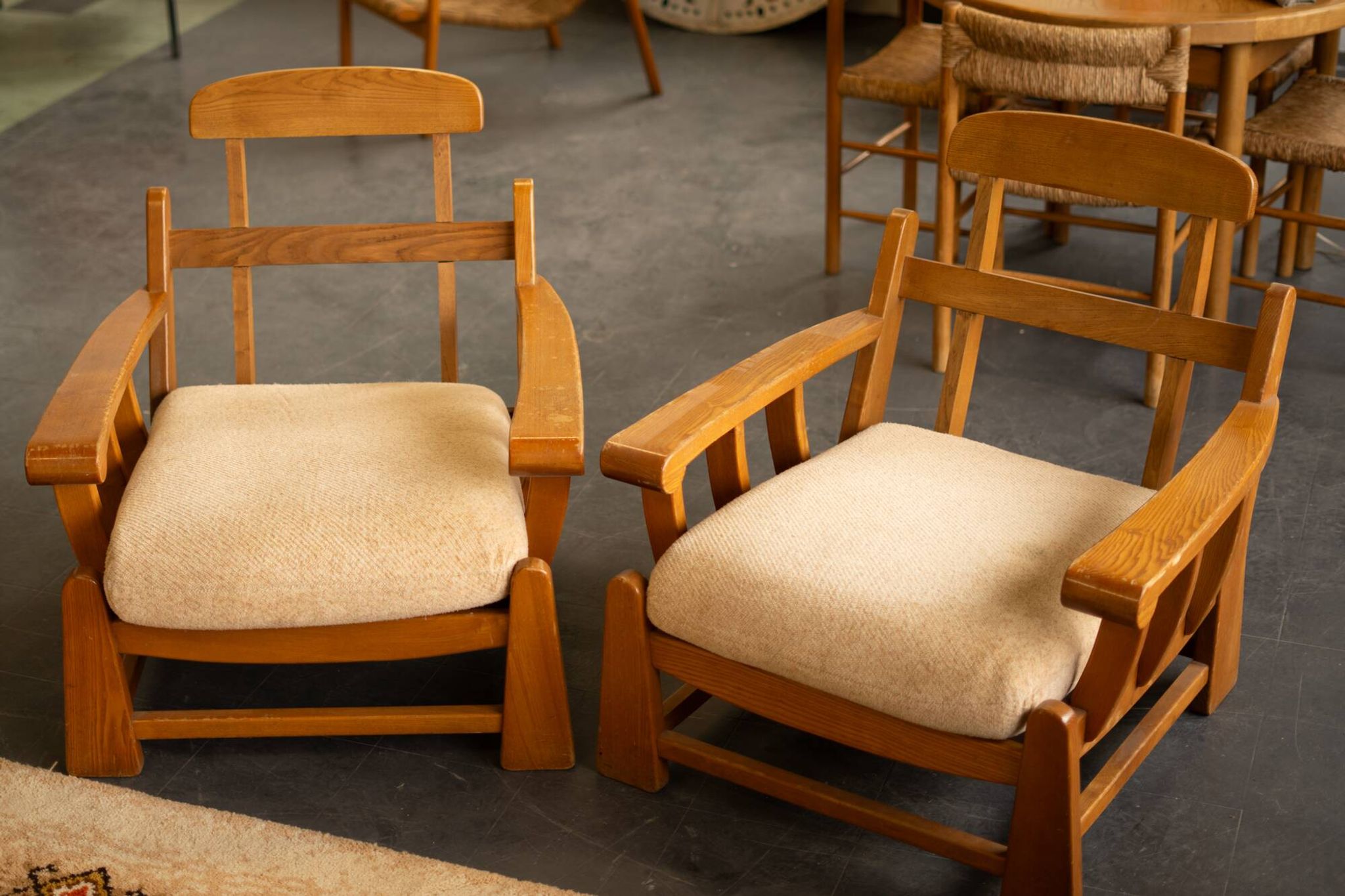 Fauteuils en orme édité par Maison Regain 1980