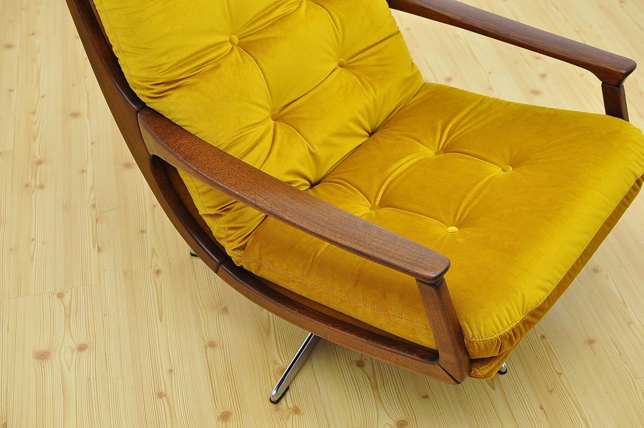Fauteuil pivotant en velours, années 1970