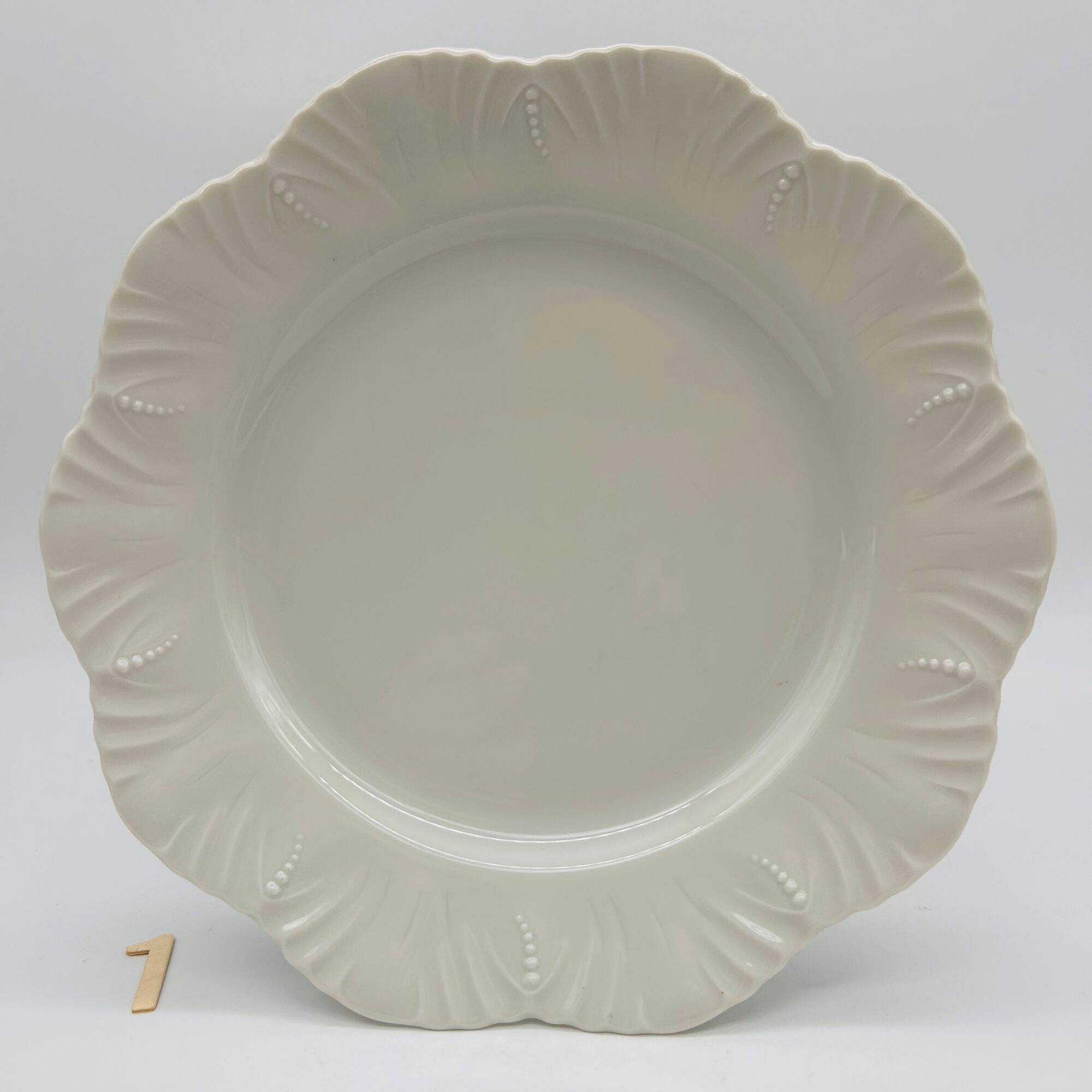 6 flat plates made of Limoges porcelain.