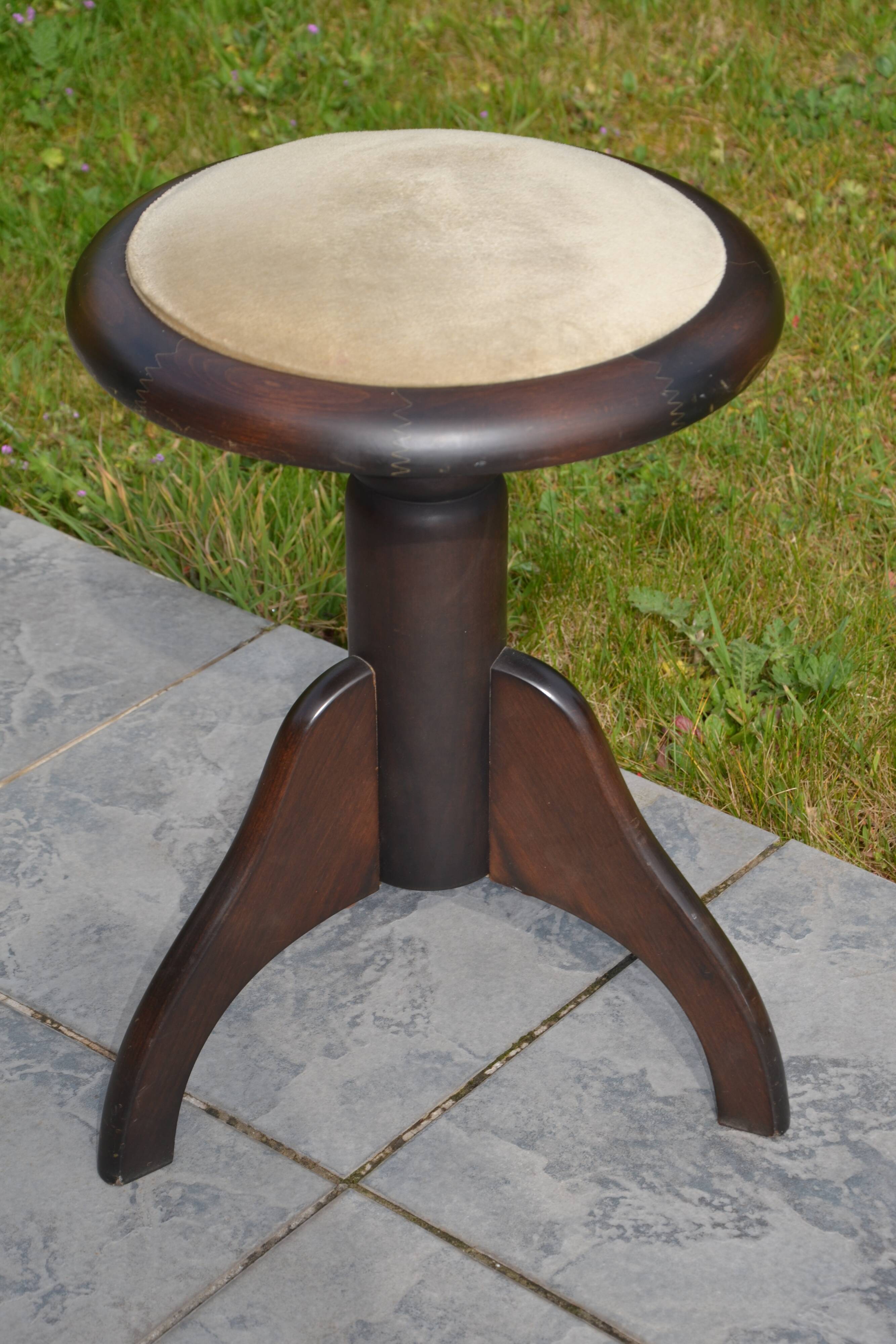 Rotating piano stool