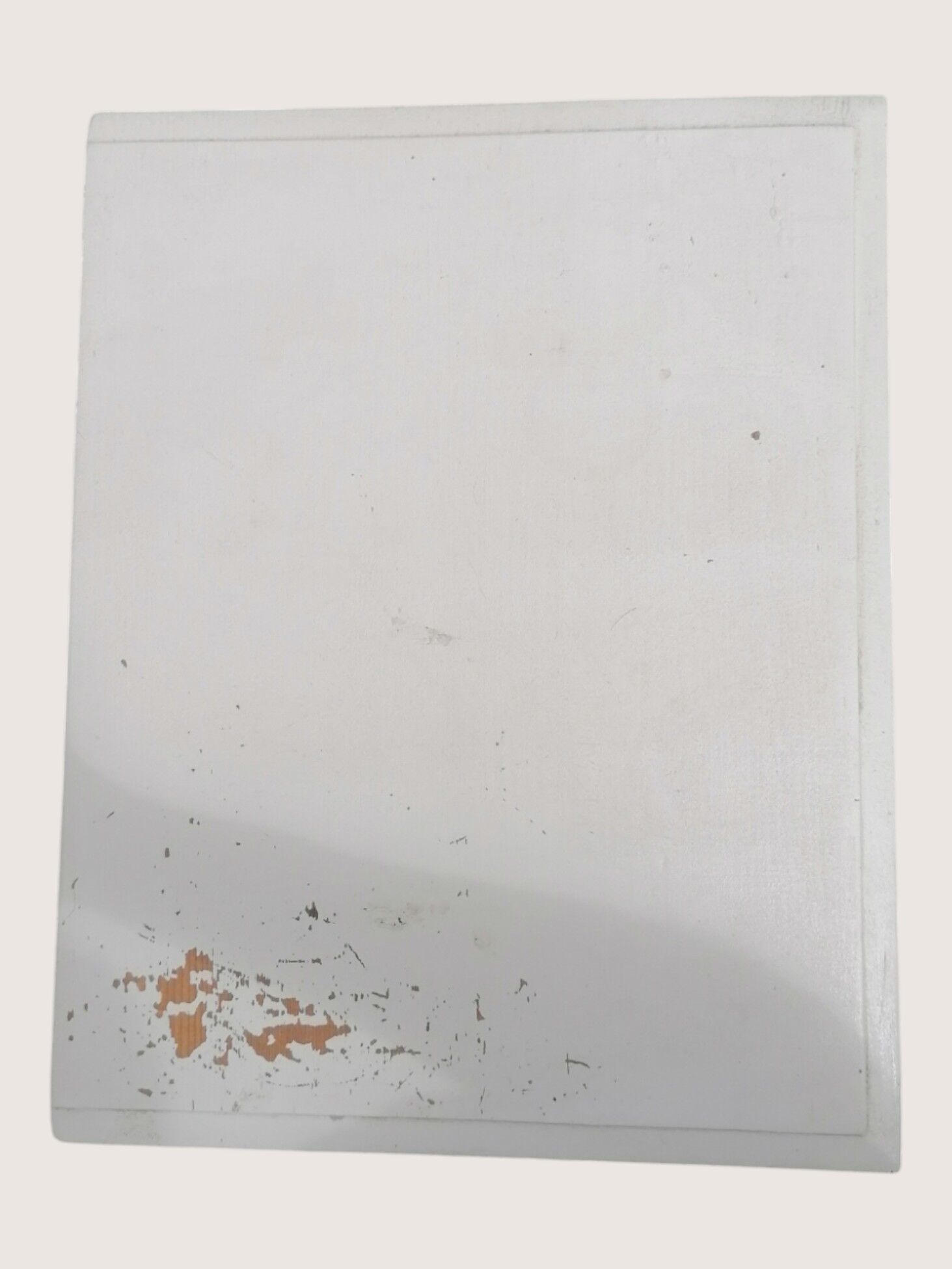 Paire de tables de chevet blanches en bois.