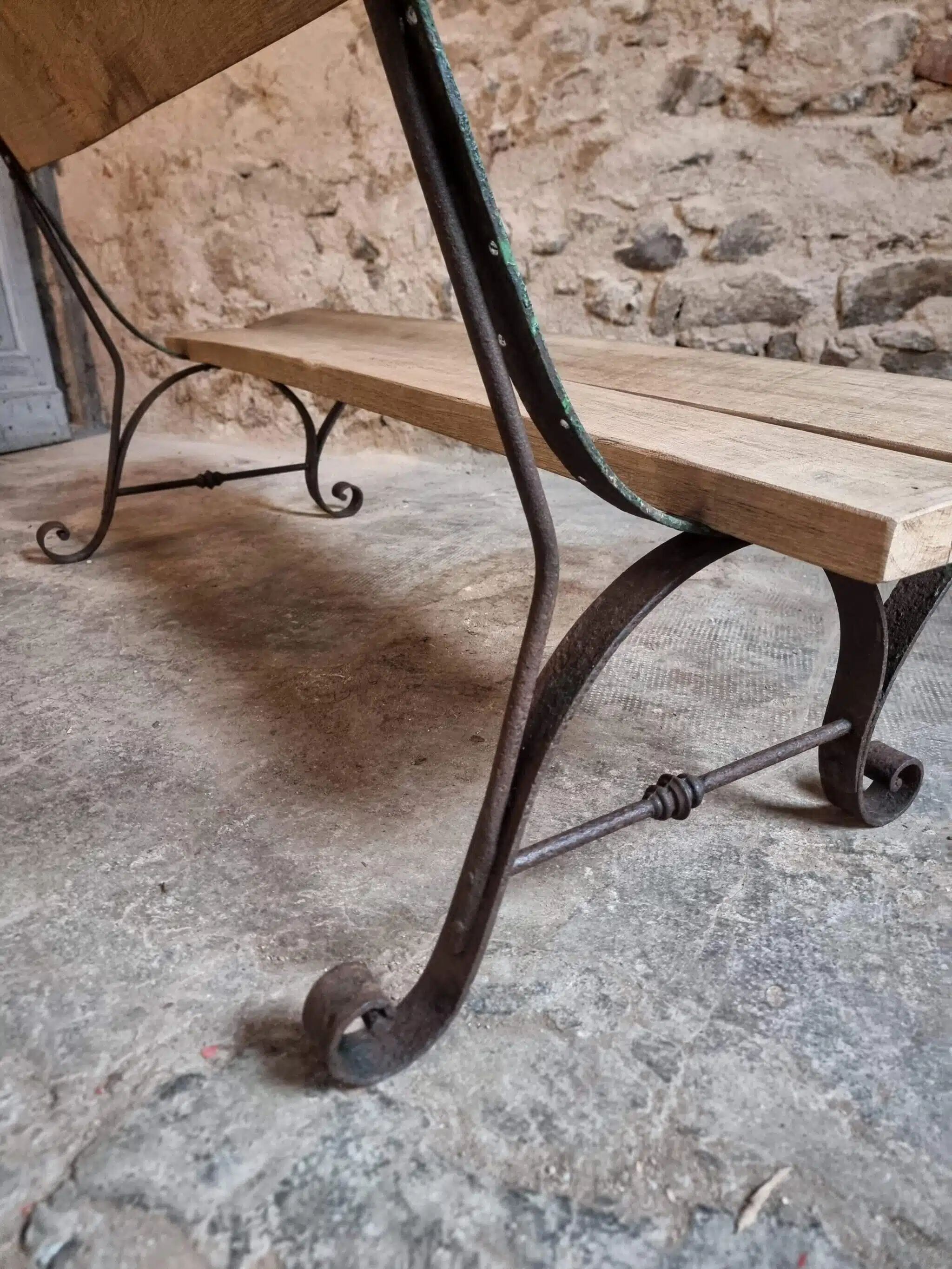 Banc de jardin ancien avec base en fer forgé et assise en chêne