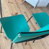 4 chaises années 60, assise et dossier vert anglais, chassis acier noir