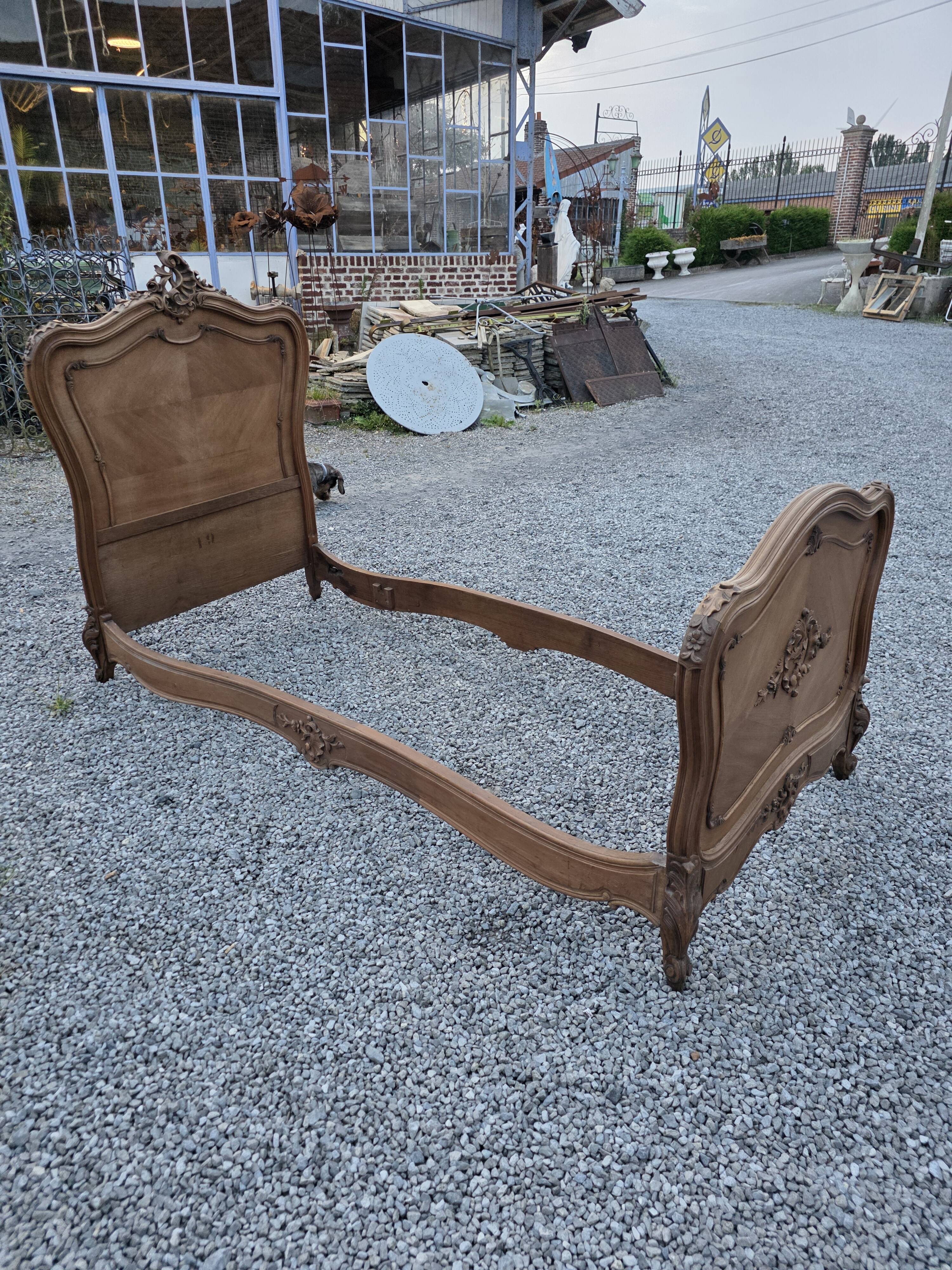 Lit style Louis XV en noyer (1 personne)