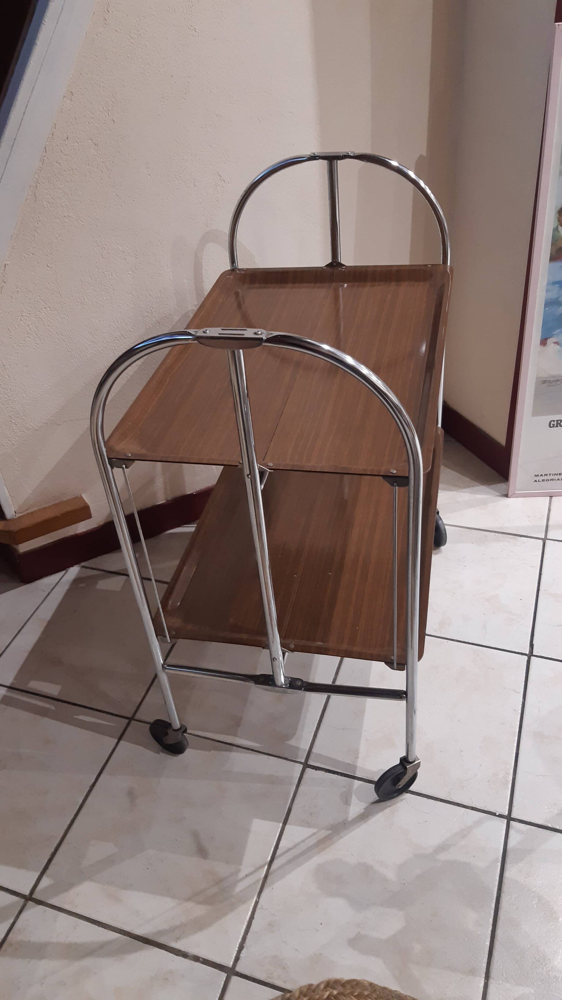 Folding serving table in formica