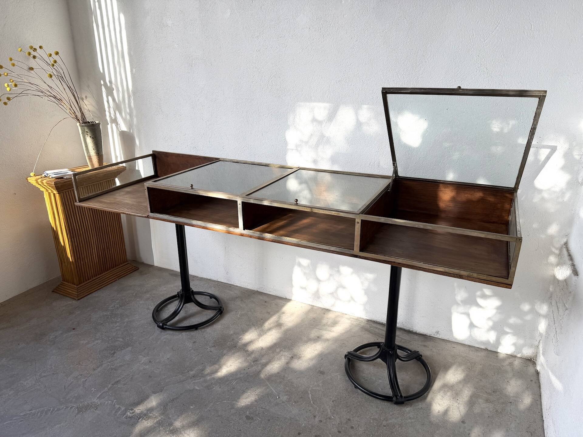 Oak and brass-mounted display cabinet on legs – Circa 1950