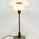Lampe de table PH 4/2½ en verre opale blanc et laiton bruni par Poul Henningsen des années 1930