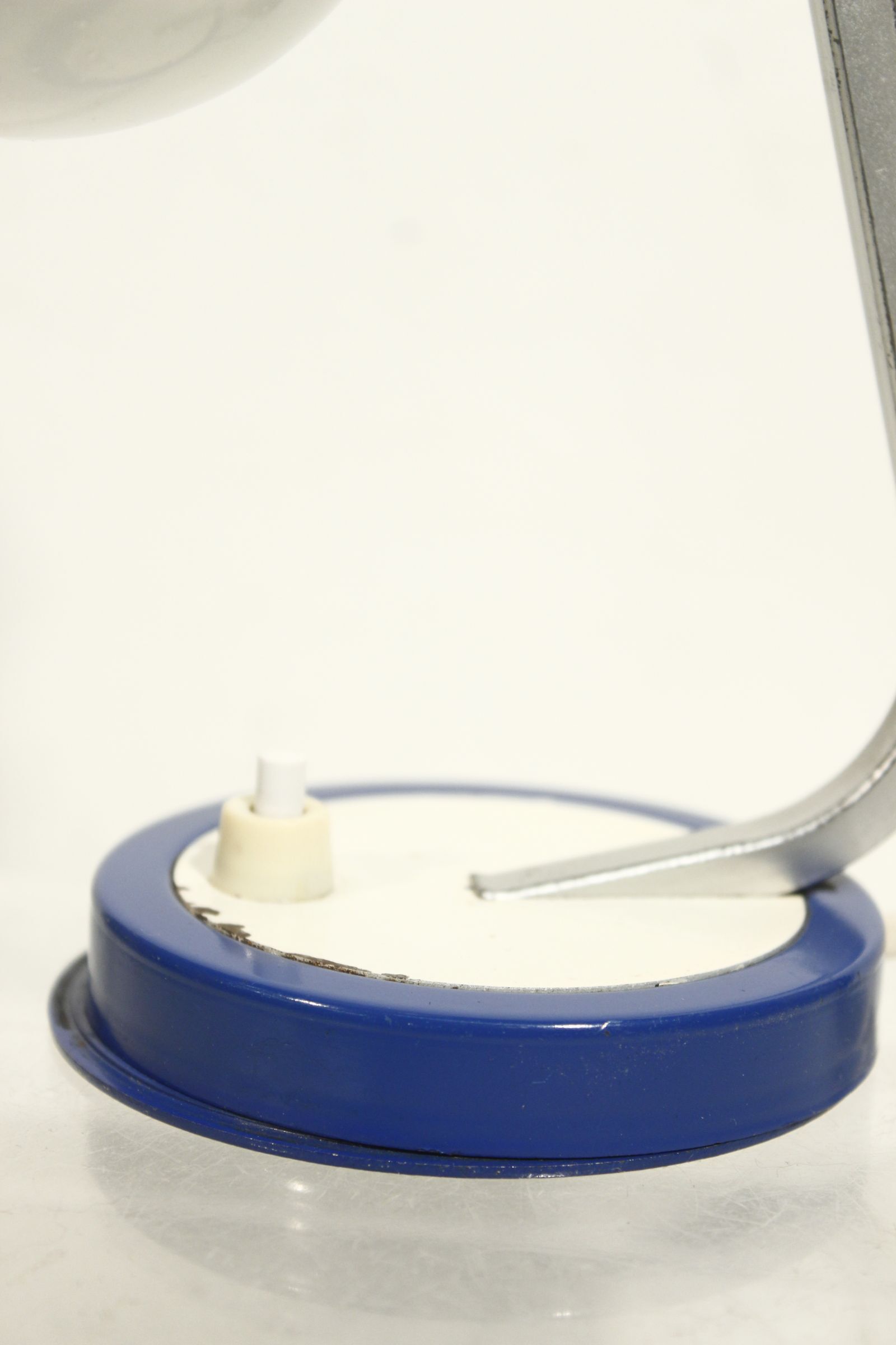 Lampe de bureau vintage métal peint blanc & bleu design Allemagne 1960s