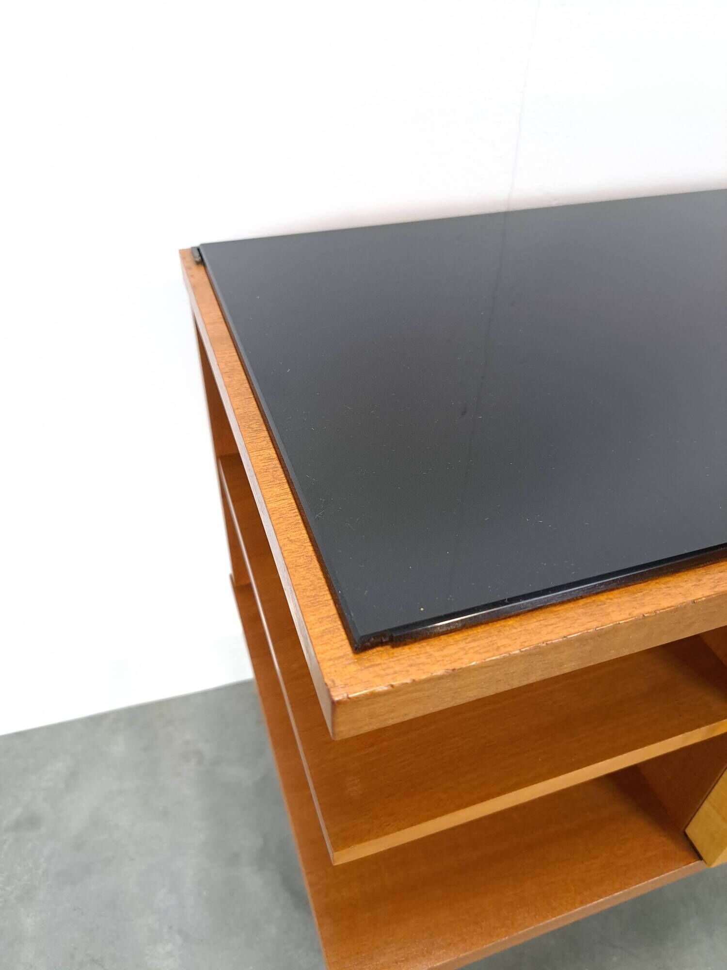 Mid-Century kastje J.D. Freese met klep en zwart opaline glas
