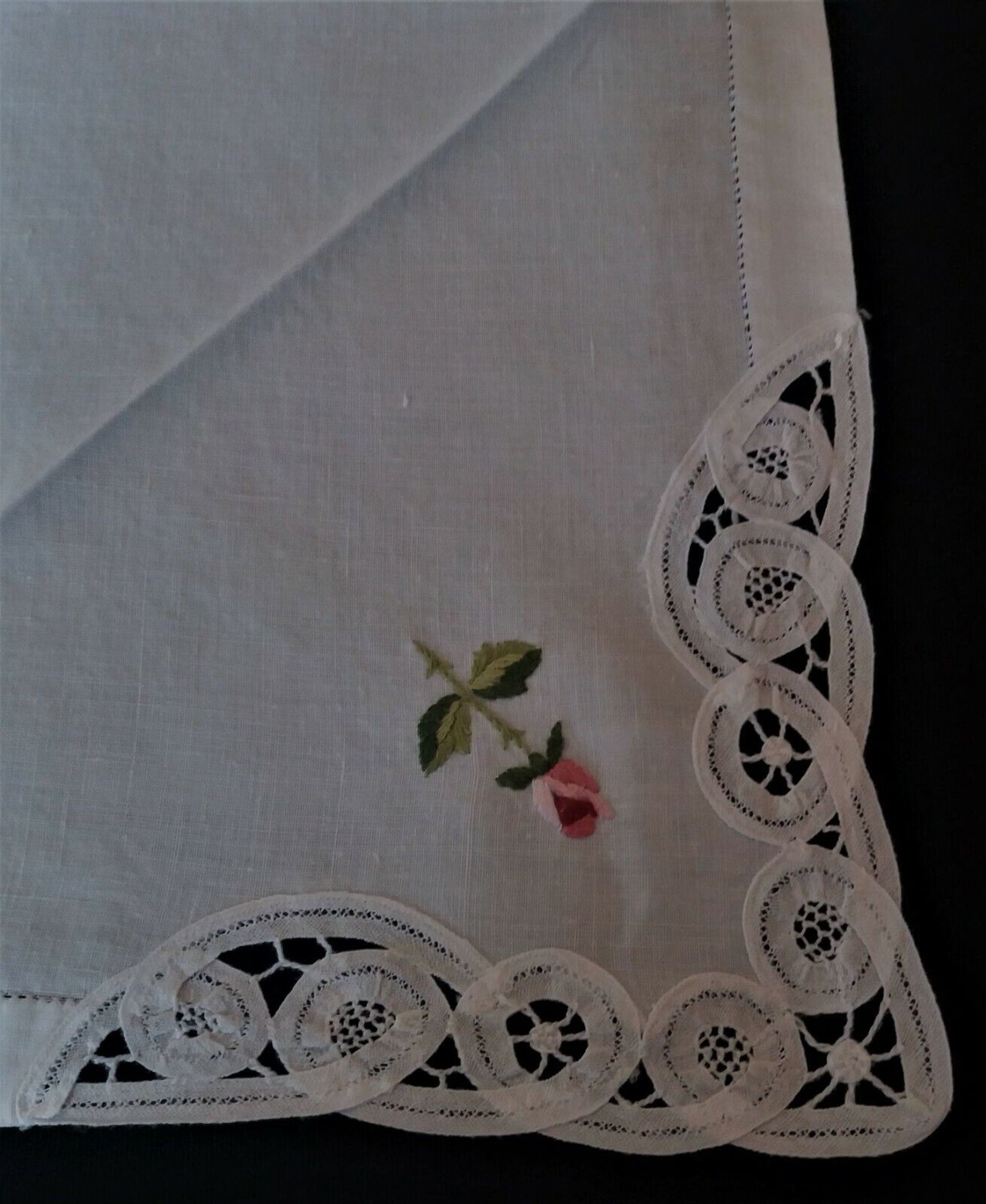 Linge de table nappe ronde huit serviettes dentelle de Luxeuil lin