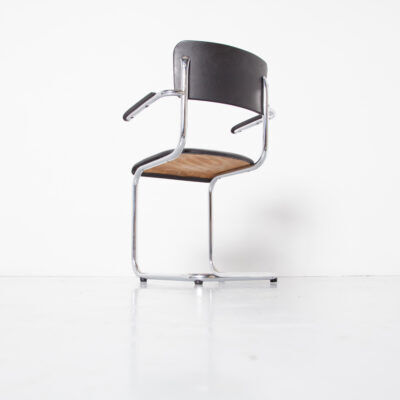 Tubax cantilever chair with black armrest