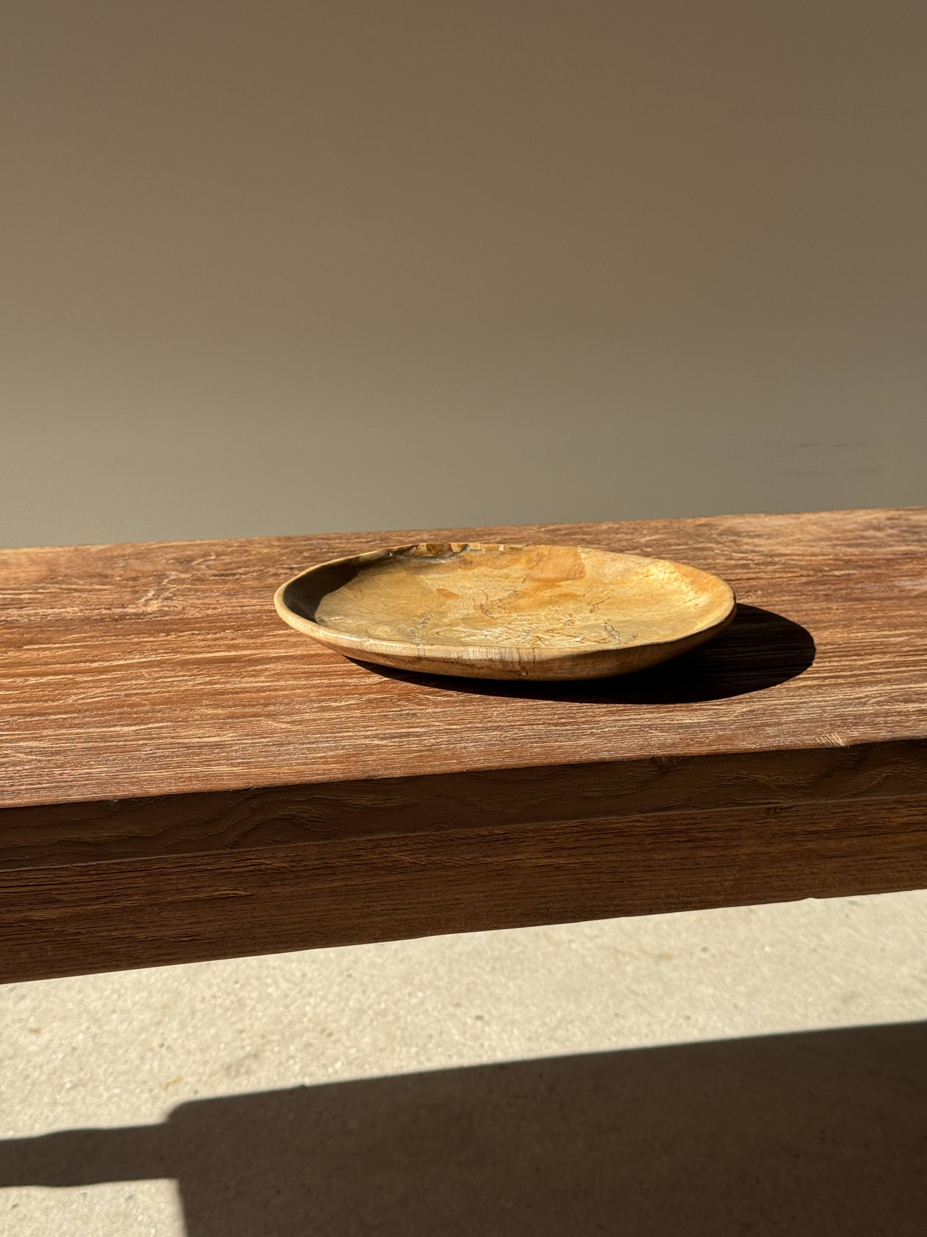 Petit vide poche ou plat en bois pétrifié beige orangé D20,5 -3308