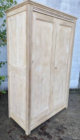 Armoire en bois naturel