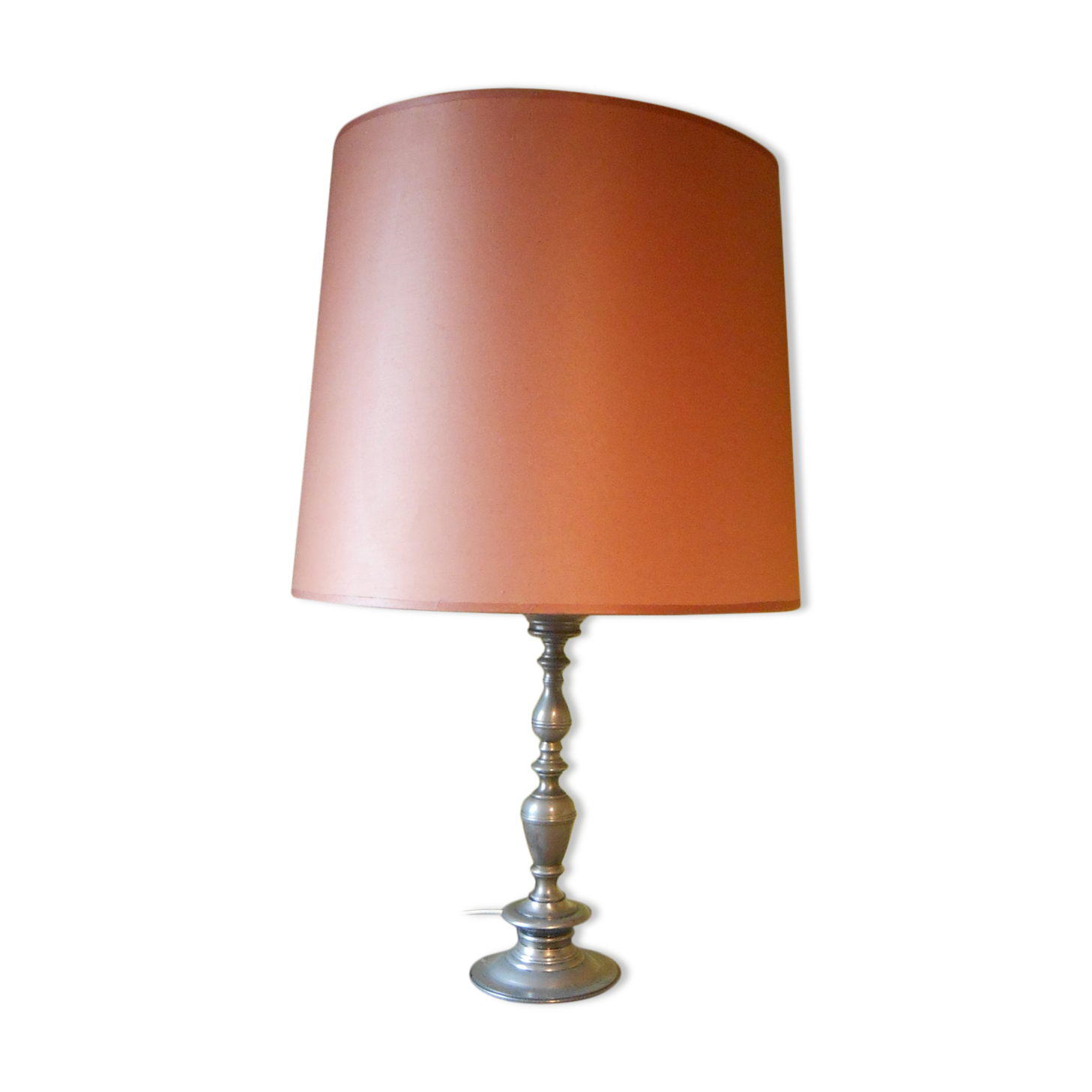 Lampe avec pied en métal torsadé