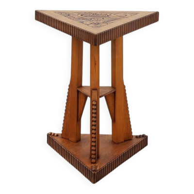 Table d'appoint triangulaire Art nouveau en bois sculpté, France, vers 1915