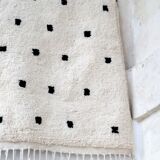 Berber carpet Béni Ouarain with large black and white polka dots and thick wool