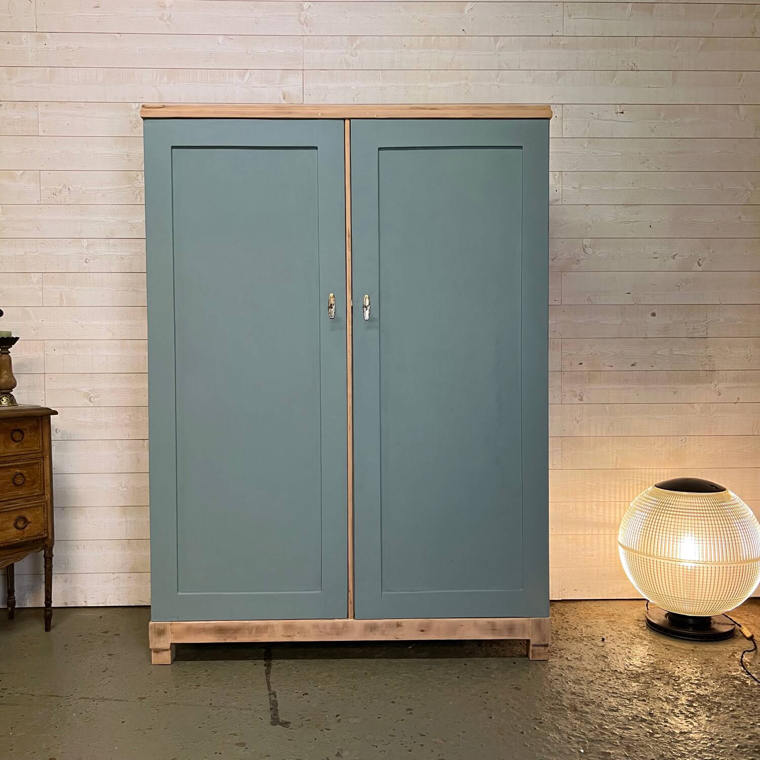 Wardrobe with two wardrobe compartments and drawers