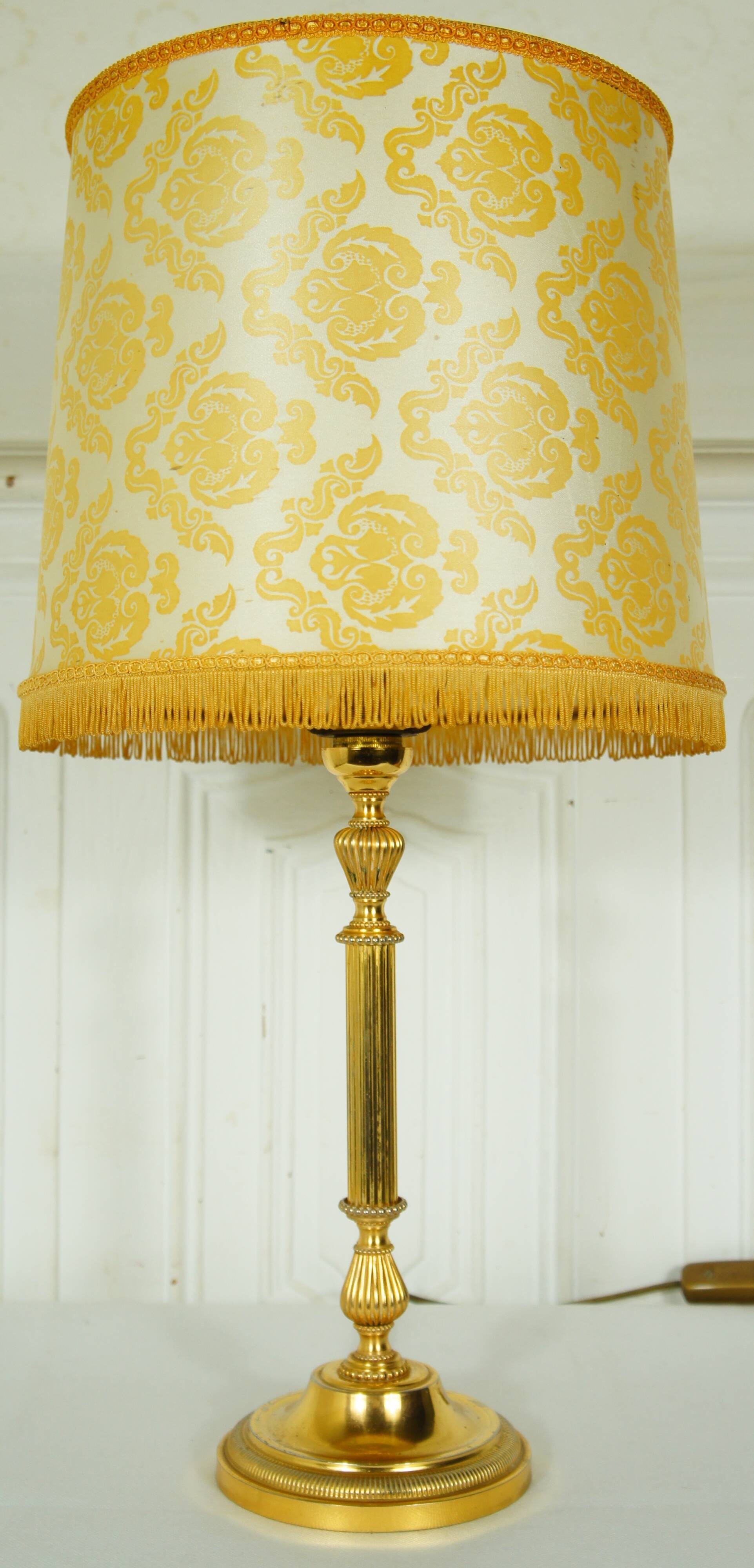 Lampe " médaillon" néo classique en métal doré 1960