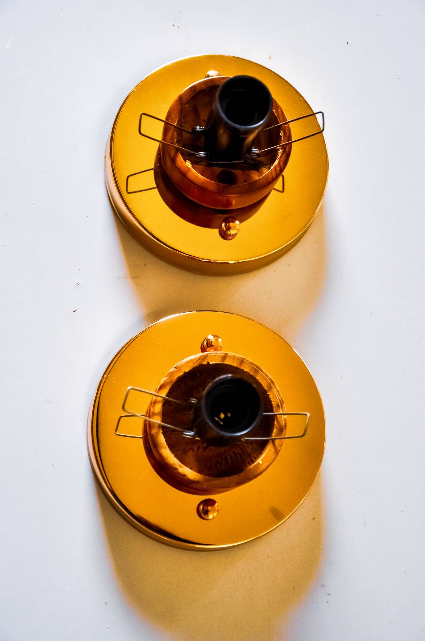 Pair of "cocoon" wall lights, pear shape, resin and pine, Italy, 1970