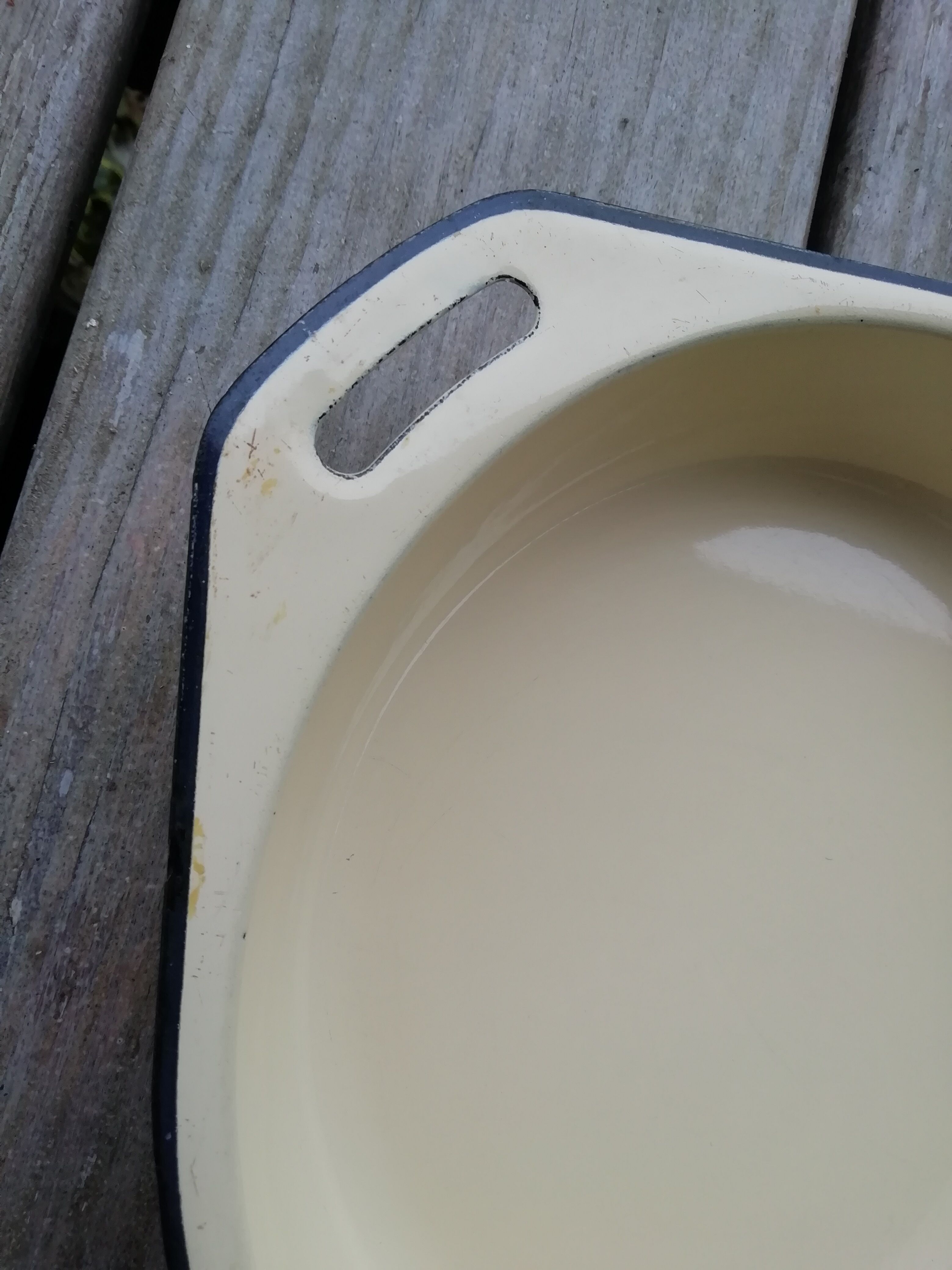 Enamelled sheet metal dish