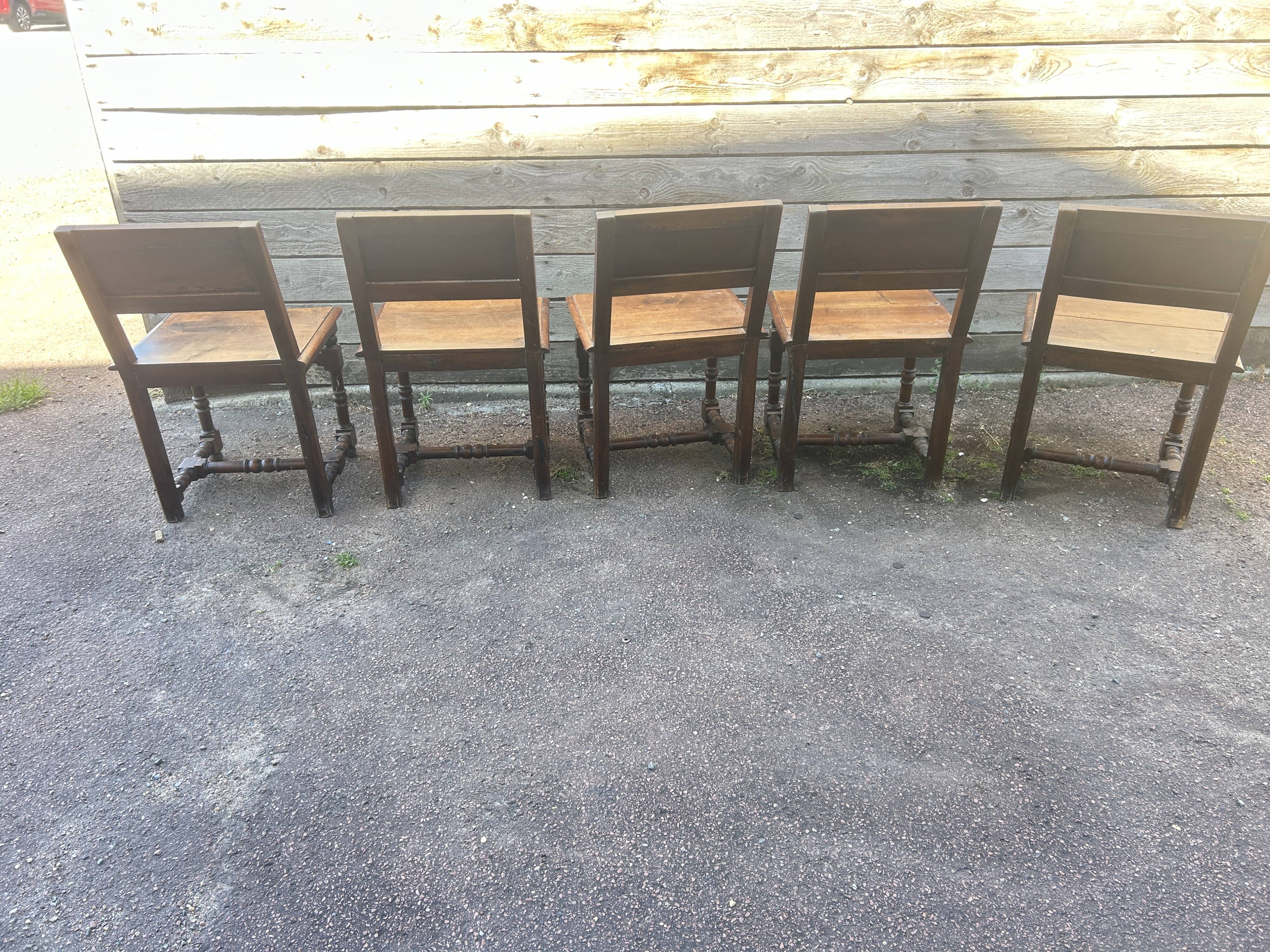 Lot de 5 Chaises en bois de style Louis XIII