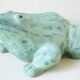 Grenouille en terre cuite - decor jardin - patine vert d'eau