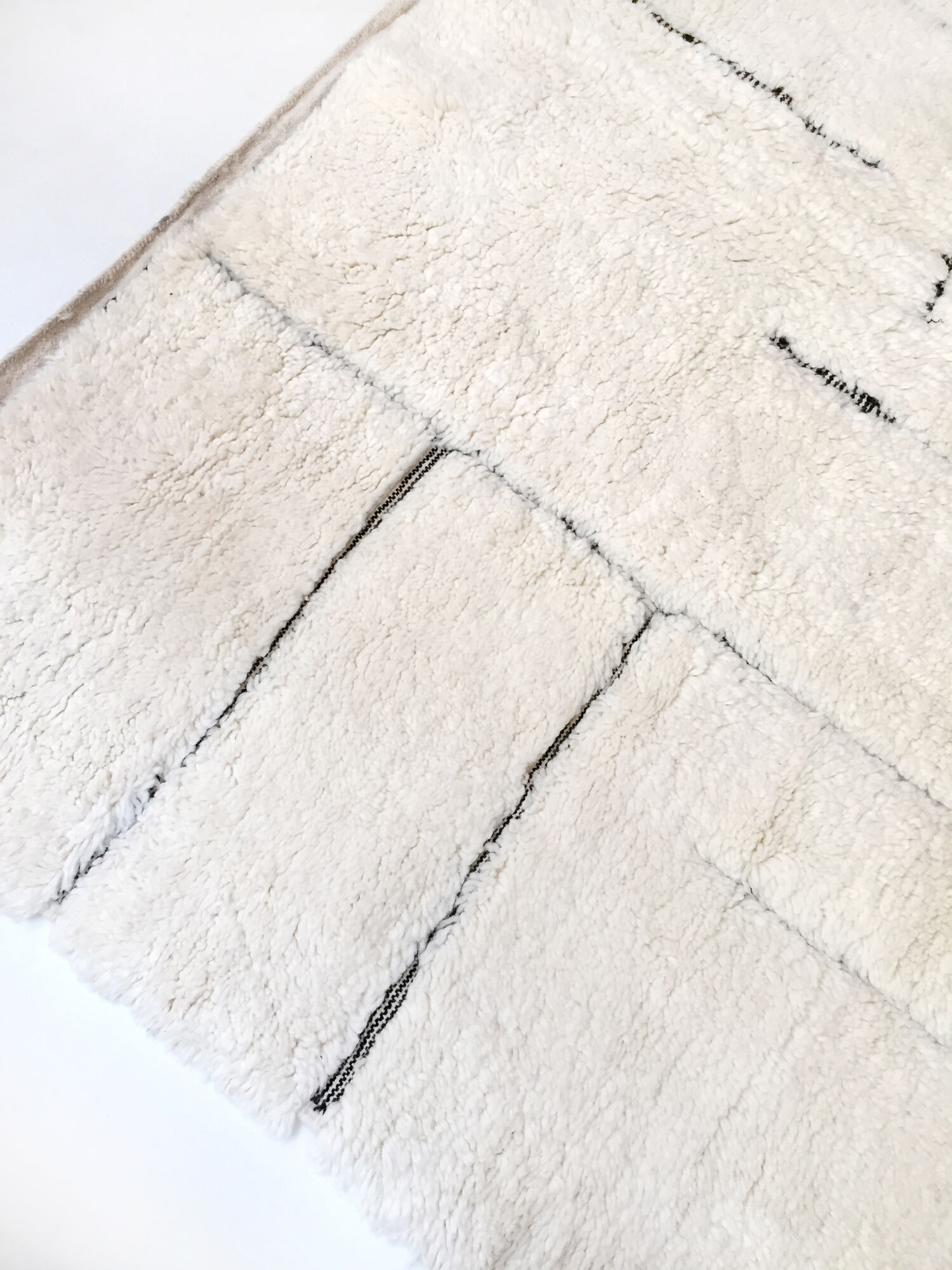 Moroccan Berber carpet Beni Ouarain ecru with black graphic patterns engraved 294x199cm