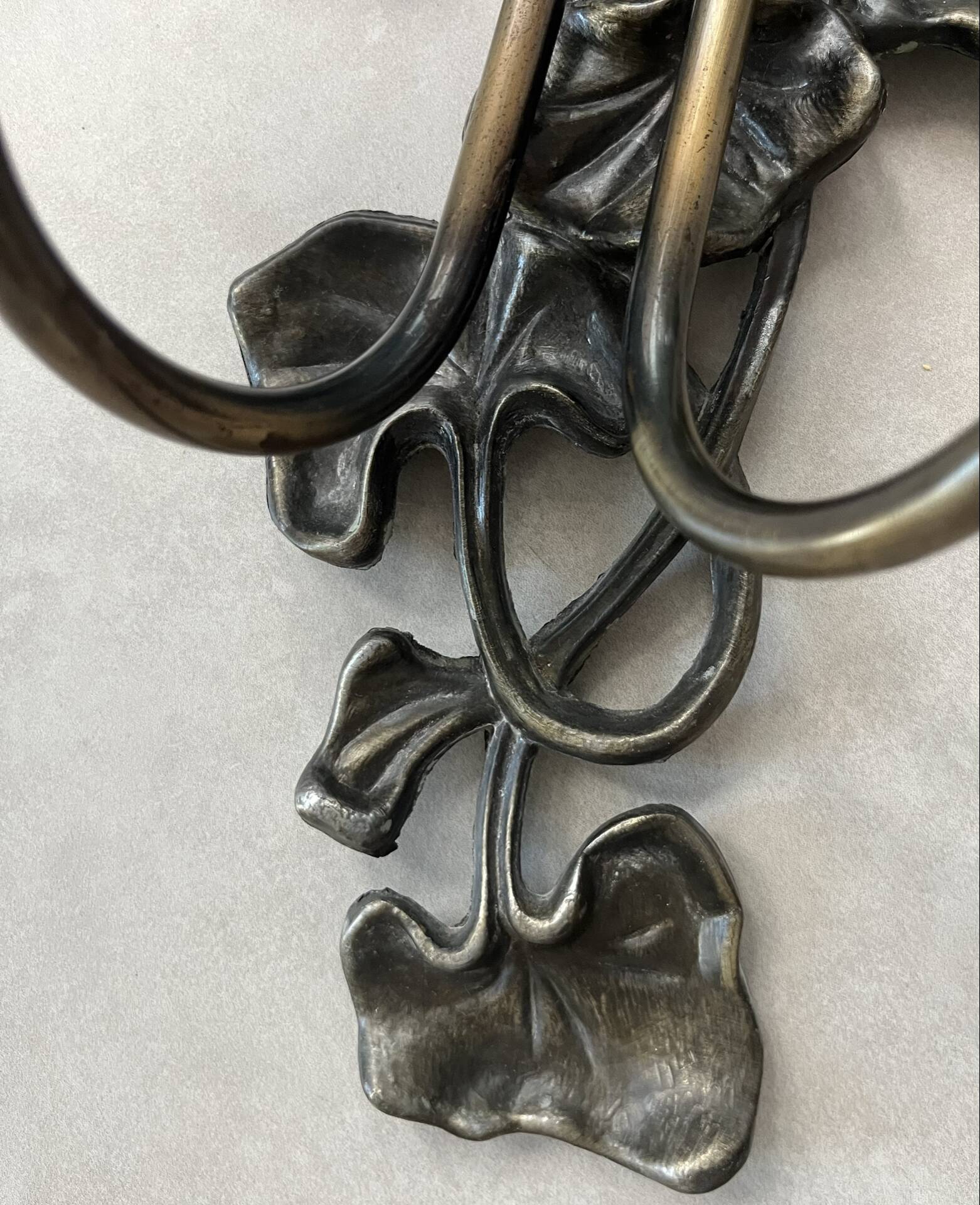 Apply 2 pink tulip Art Nouveau wall lights.