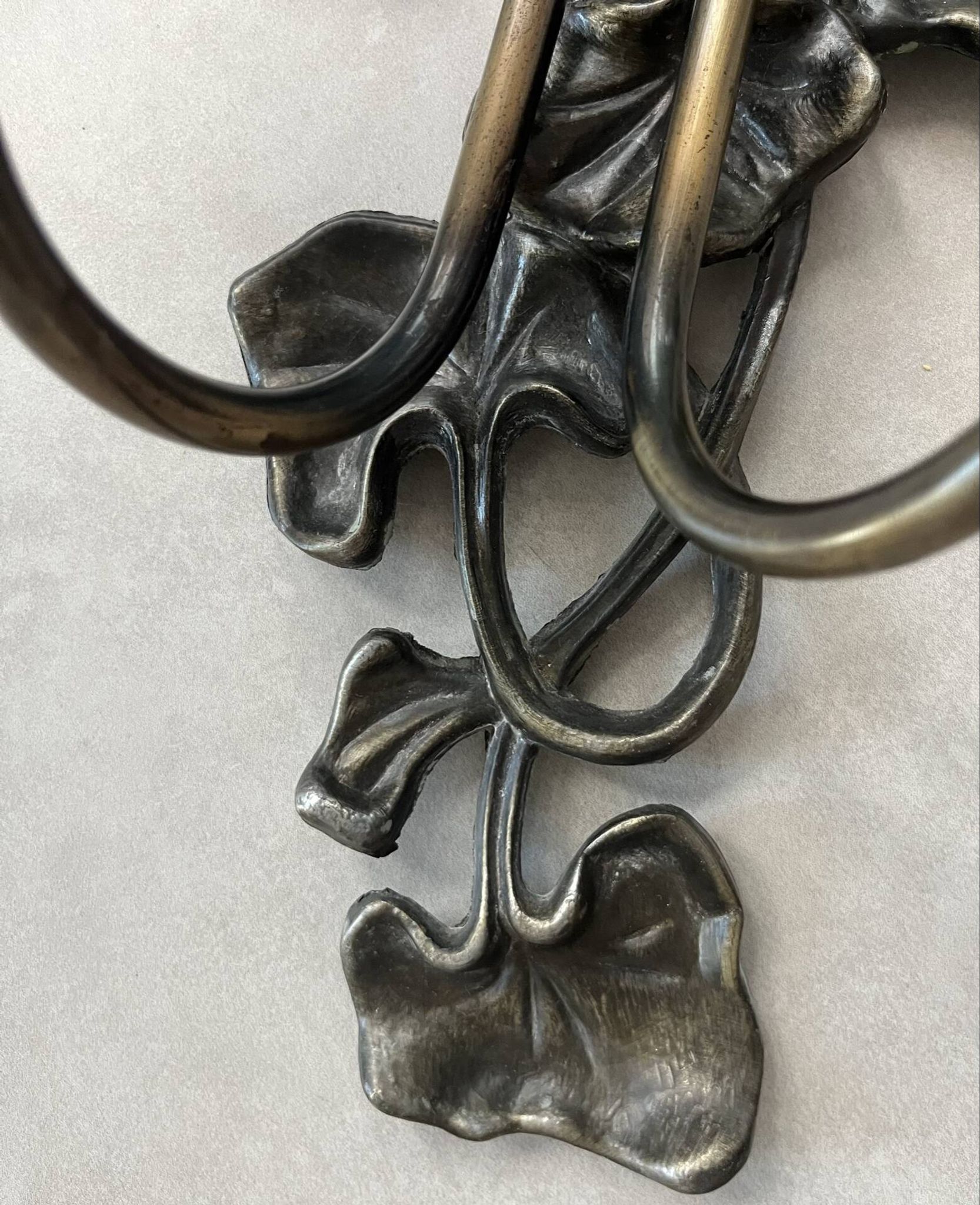 Apply 2 pink tulip Art Nouveau wall lights.