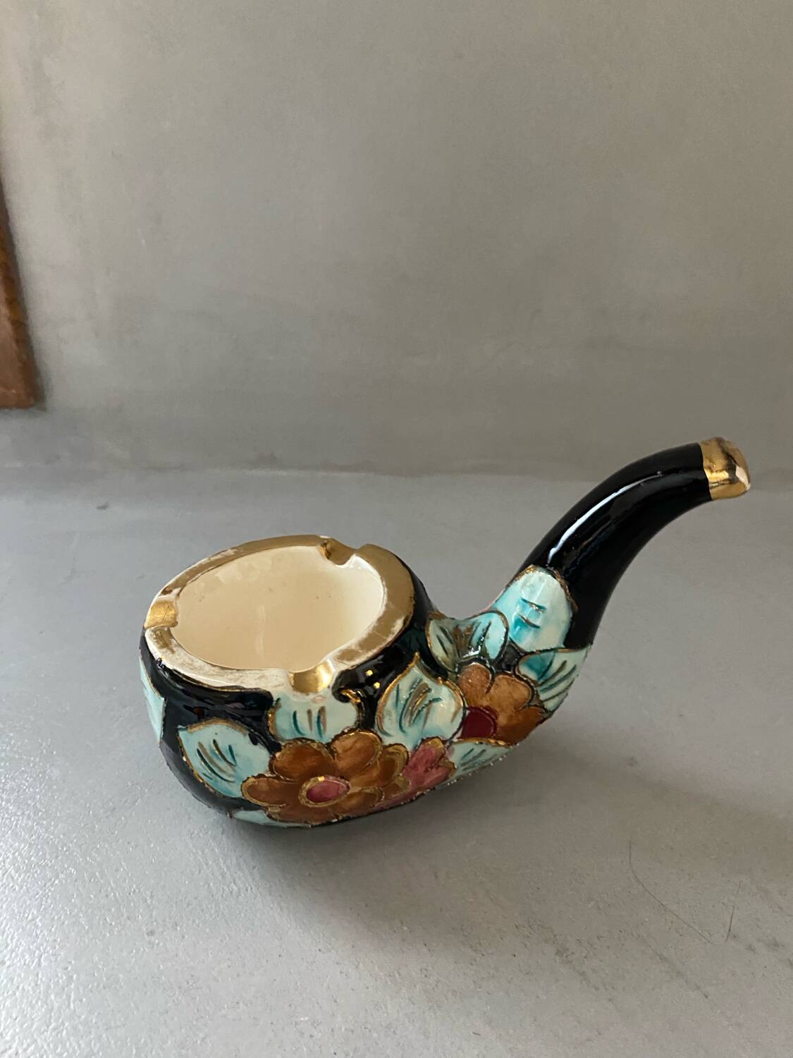 Vallauris pipe-shaped ashtray with blue and gold flowers