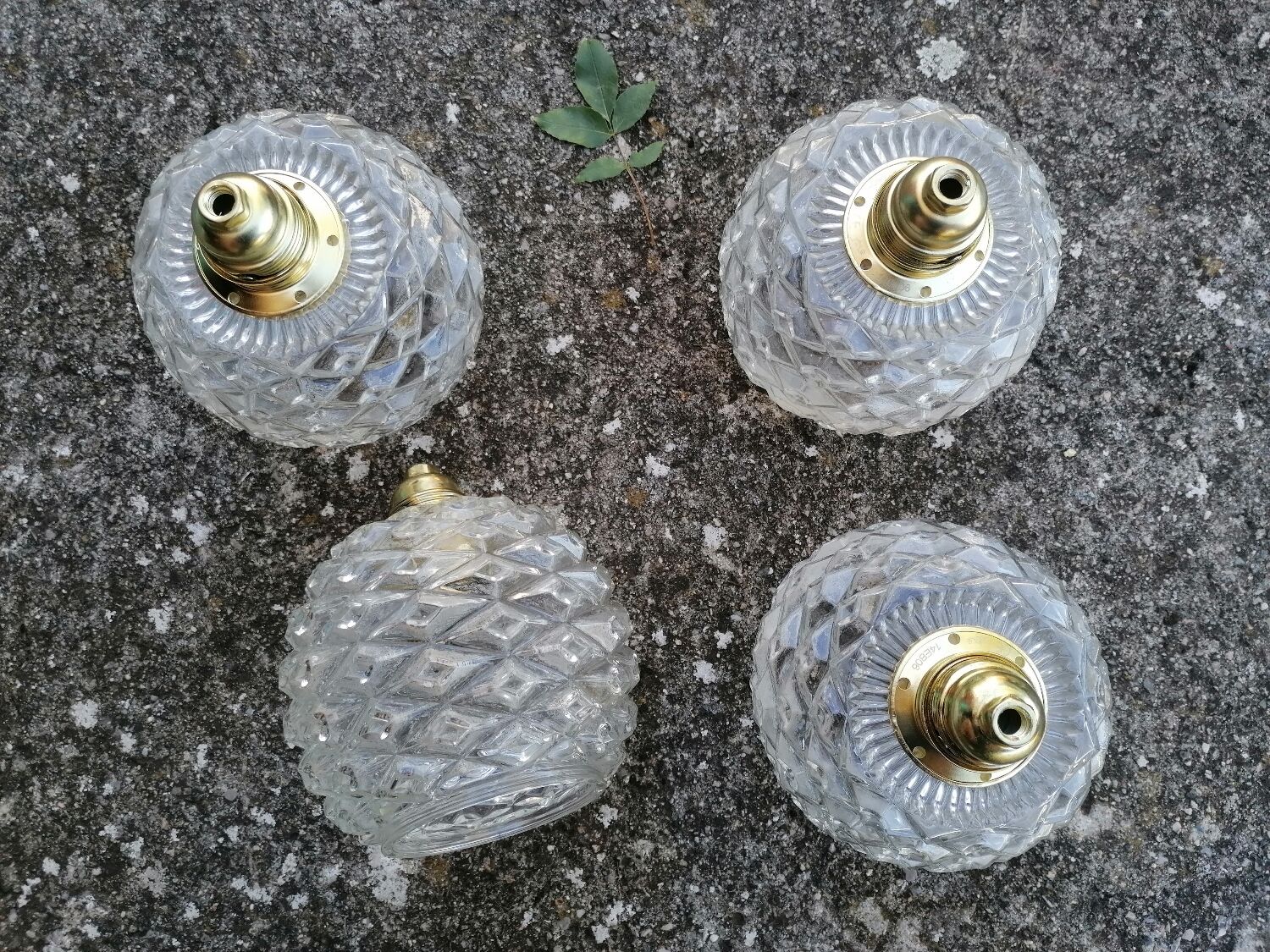 Lot de 4 suspensions globe en verre moulé vintage