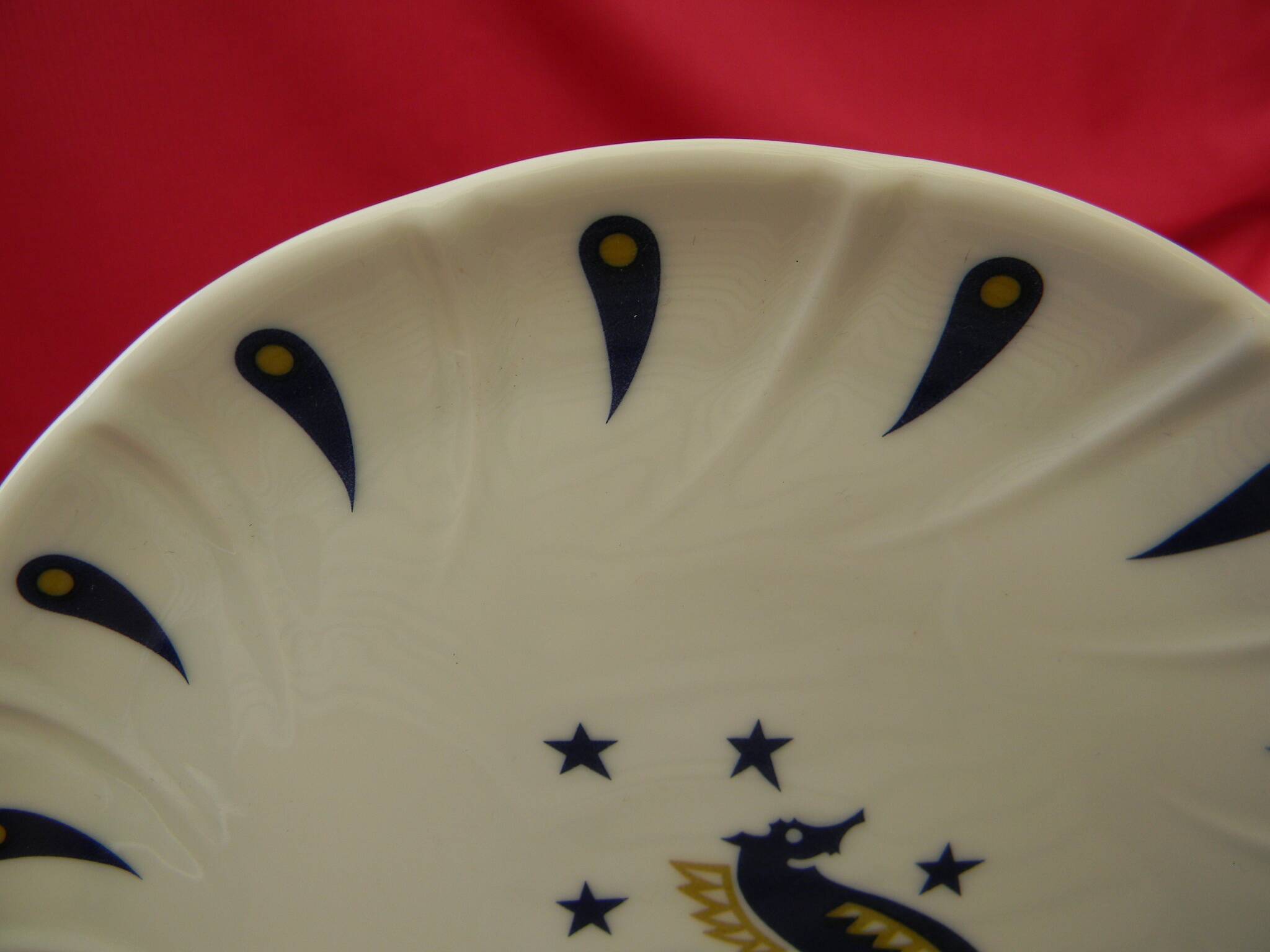 Lot de 2 assiettes à dessert en porcelaine . décor de jean picart le doux.