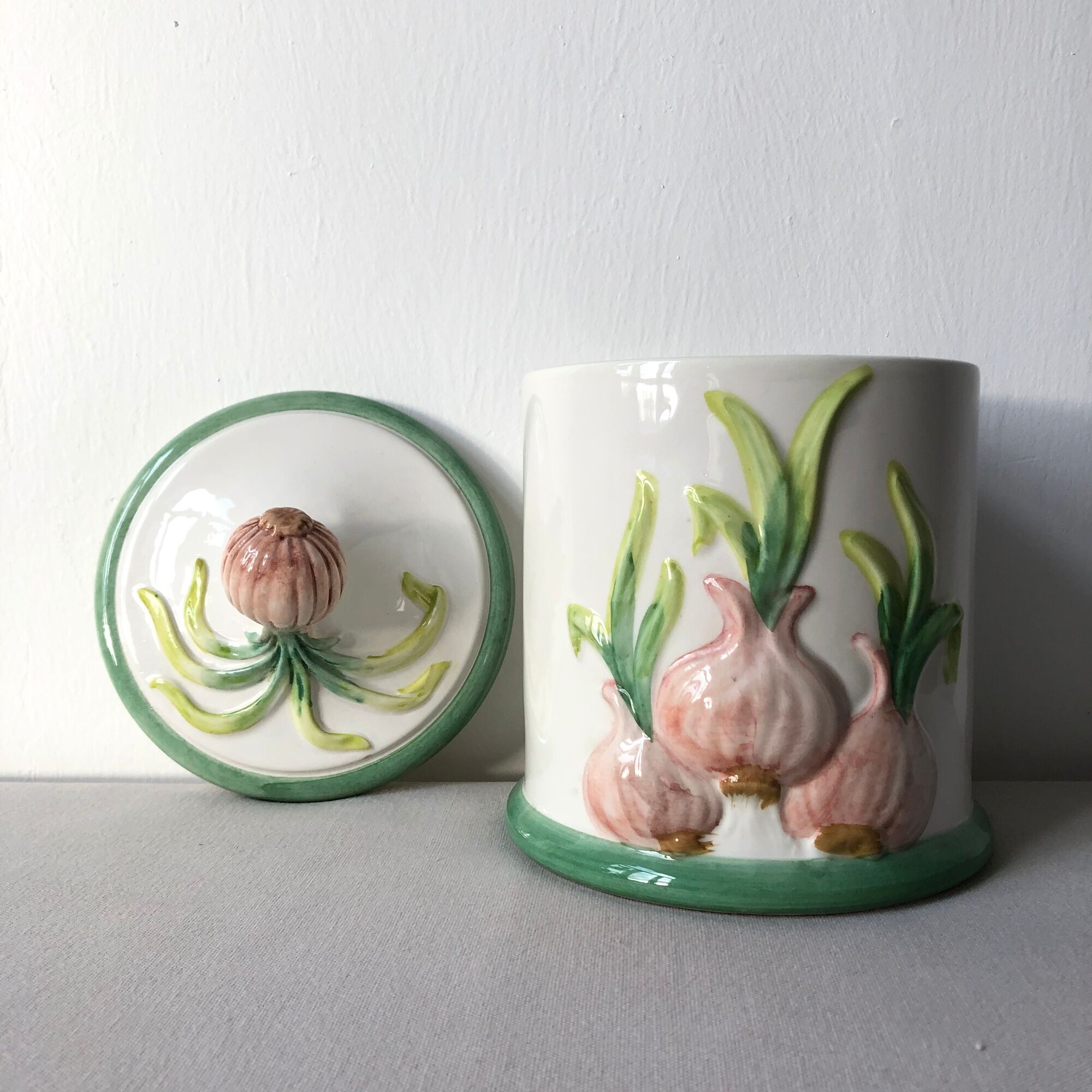 Pot with lid in slip decorated with new onions / garlic. Manufacturer: HANDARBEIT Italy