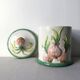 Pot with lid in slip decorated with new onions / garlic. Manufacturer: HANDARBEIT Italy