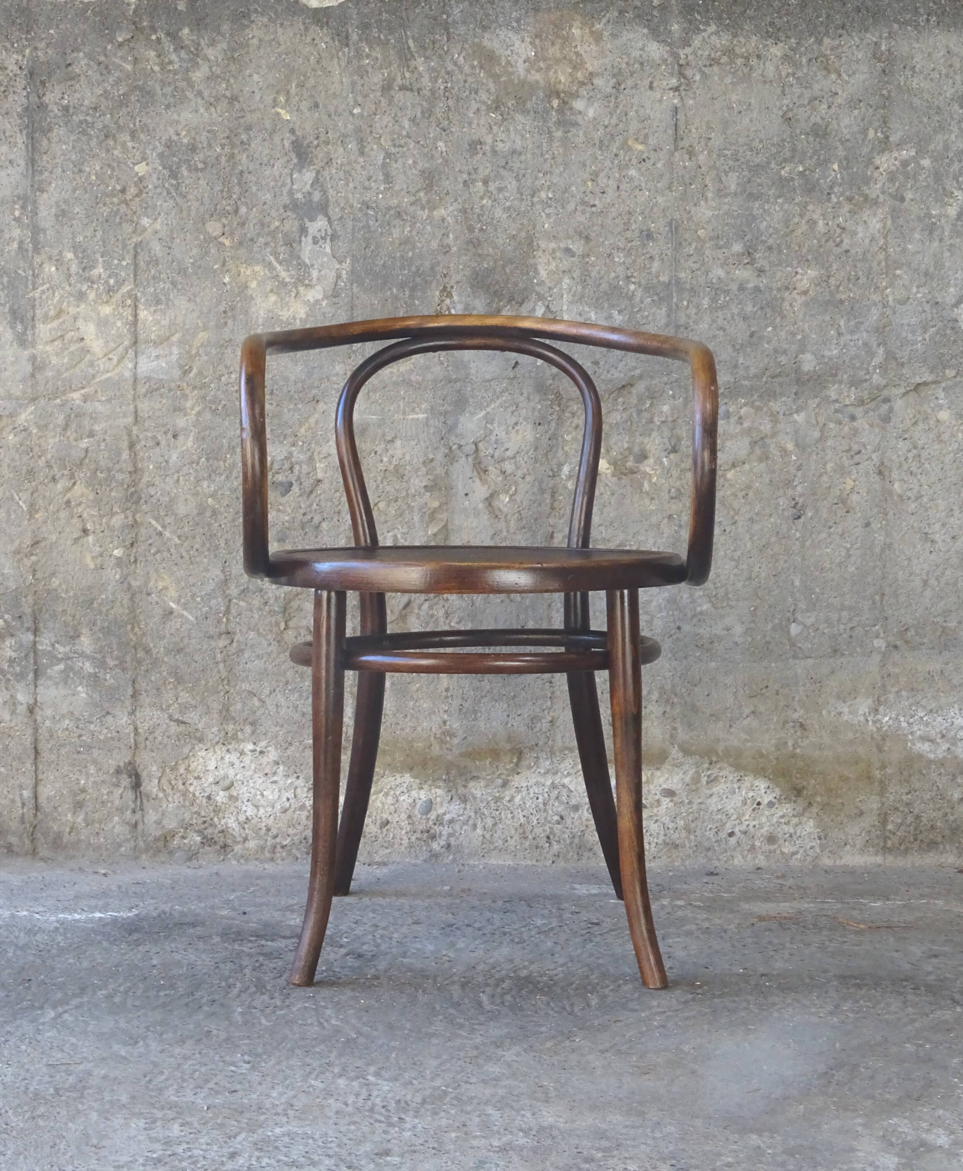 Chair Thonet B9 says Le Corbusier 1902 sitting wood