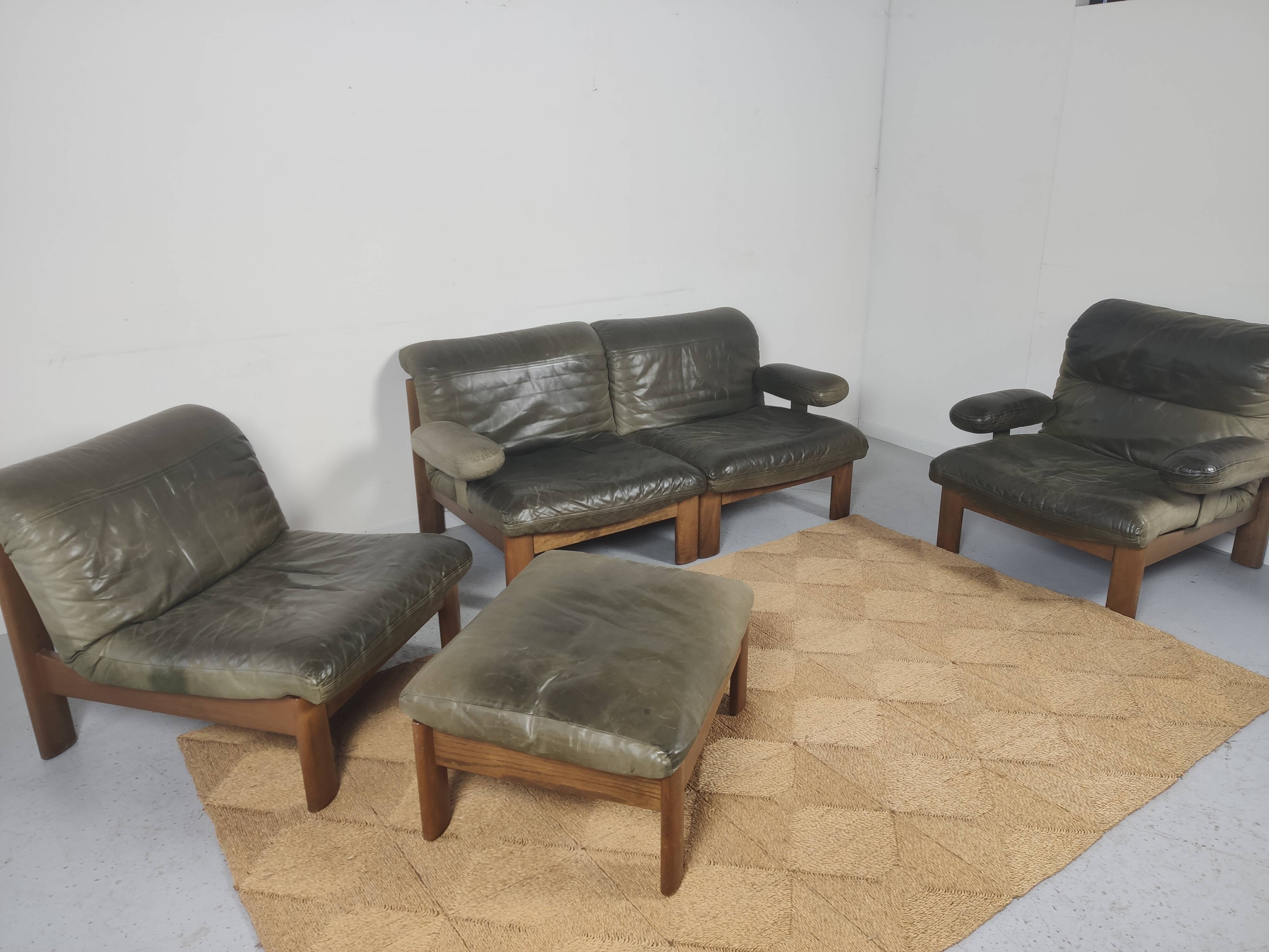 Modulable sofa an armchair in leather and wood